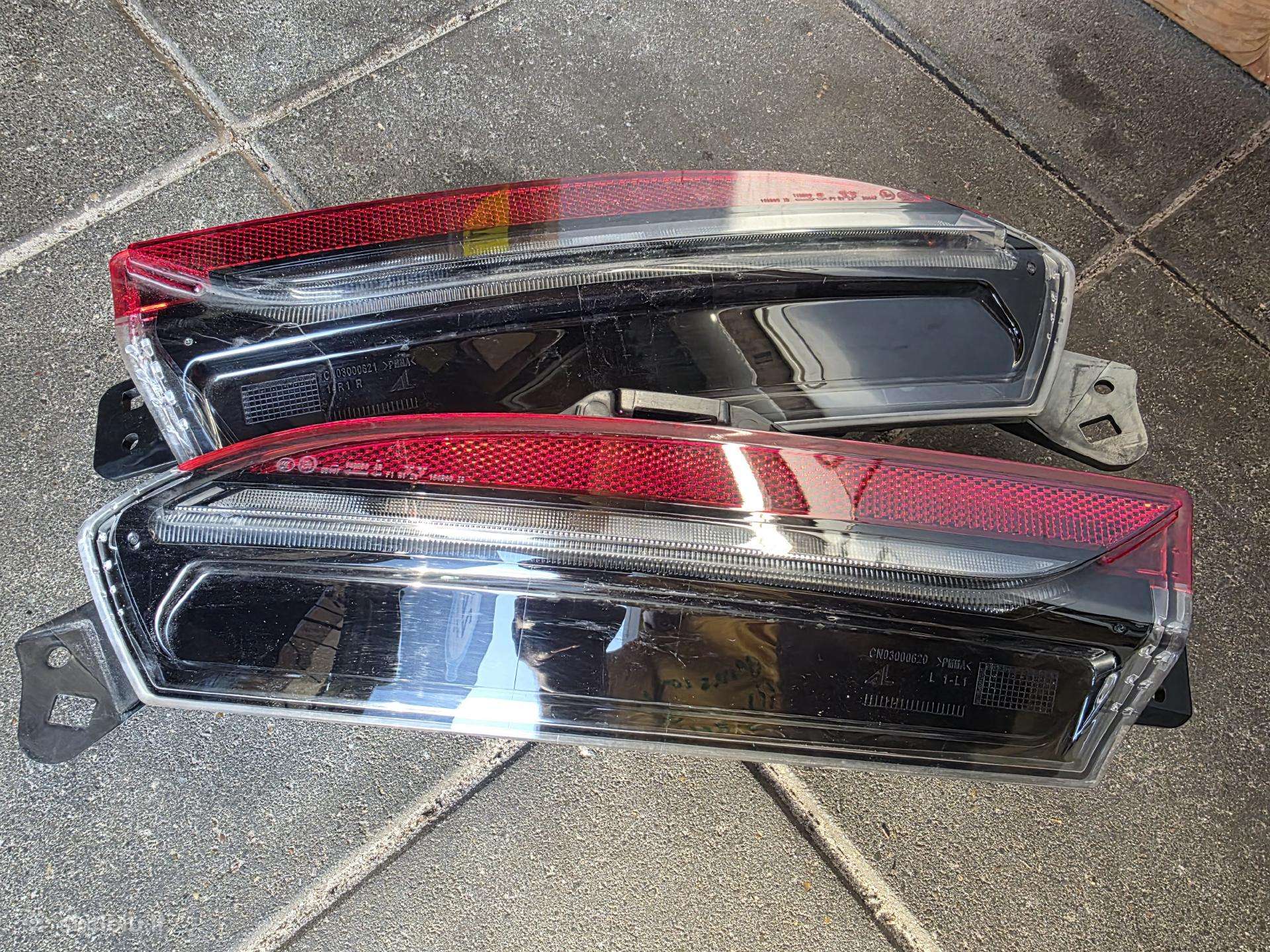 Tesla Model S gaismas