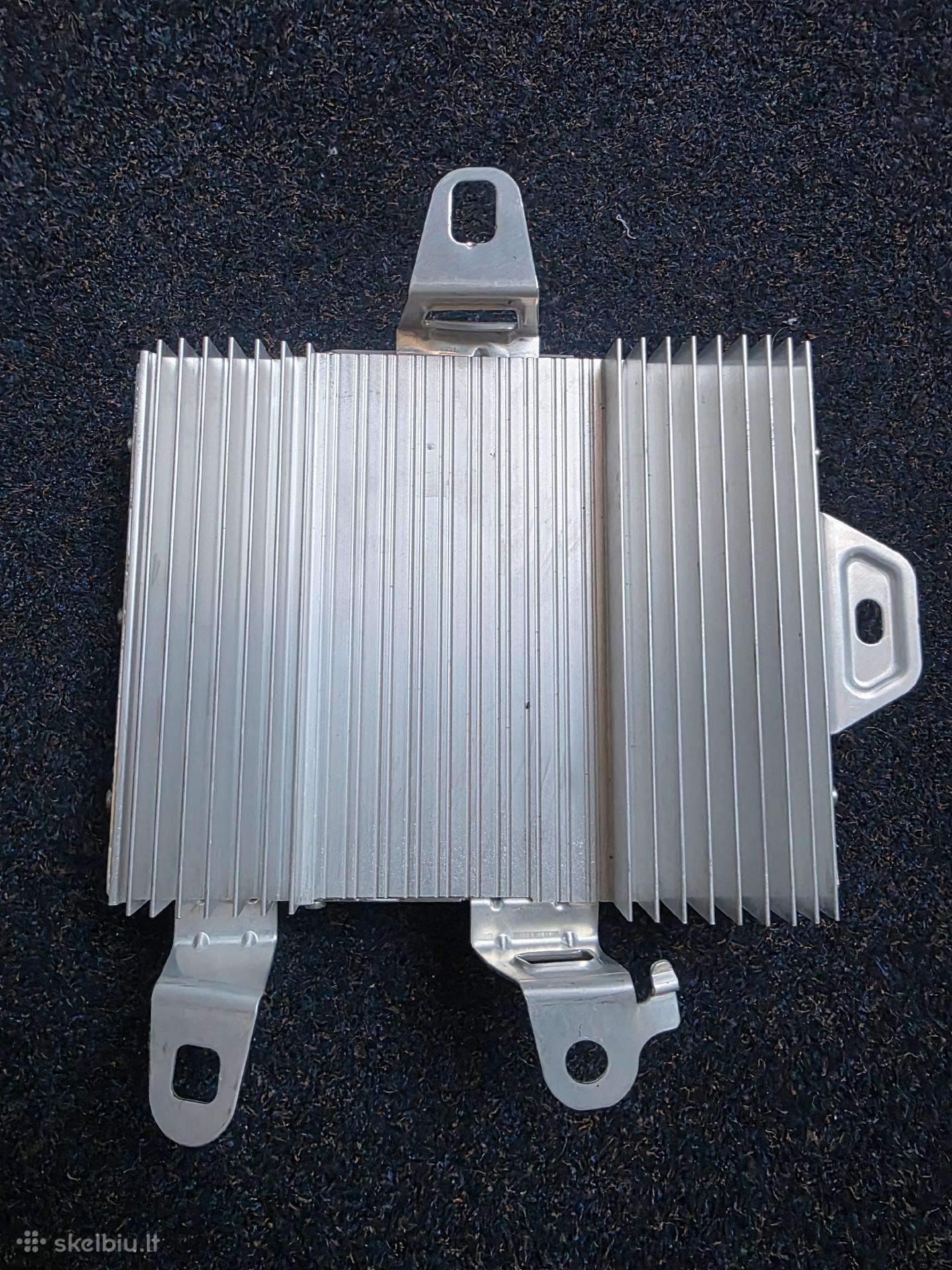 Tesla Model S gaismas