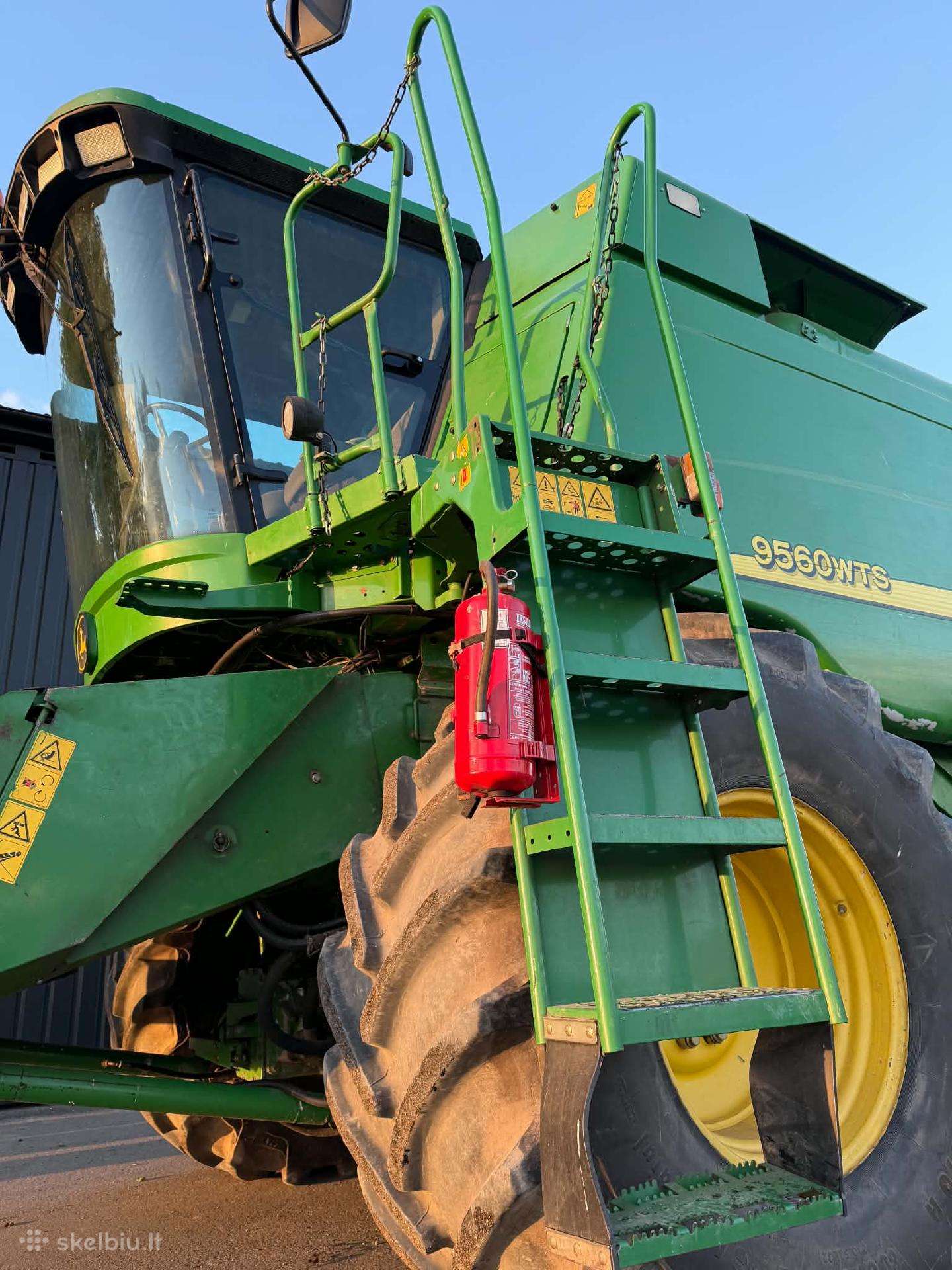 John Deere 9560, combine harvesters