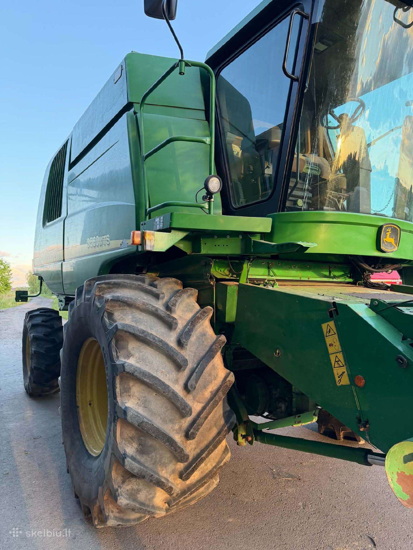 John Deere 9560, combine harvesters