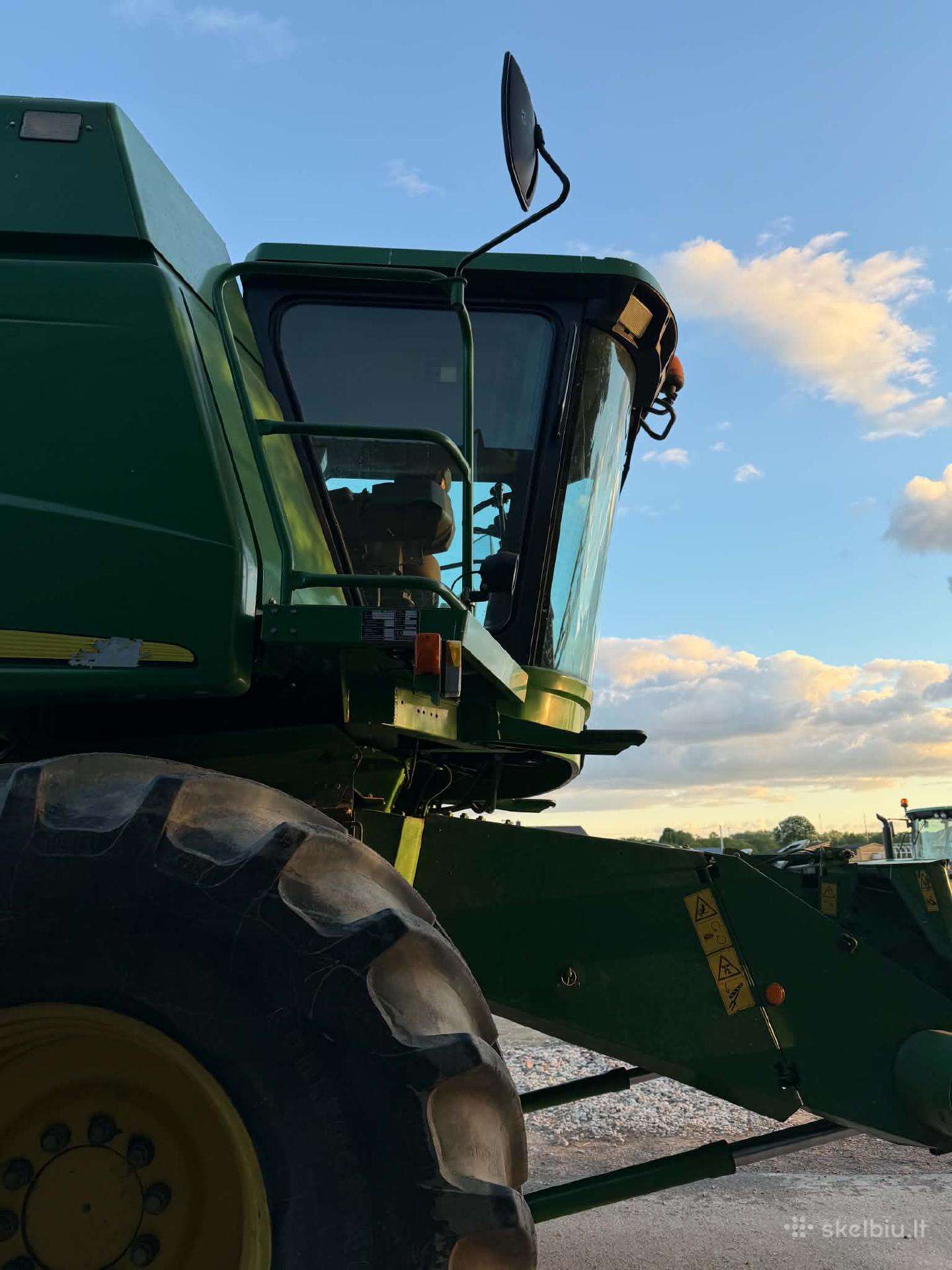 John Deere 9560, combine harvesters