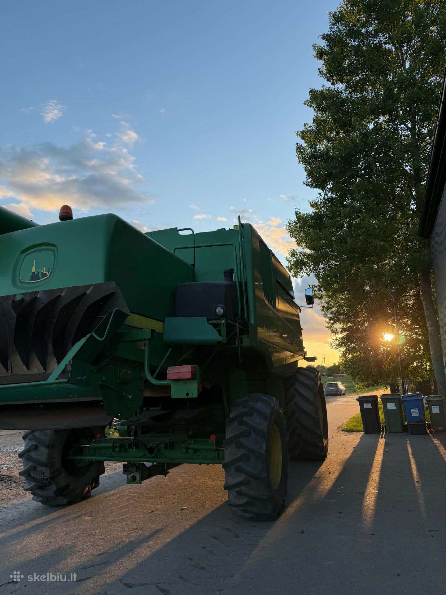 John Deere 9560, combine harvesters