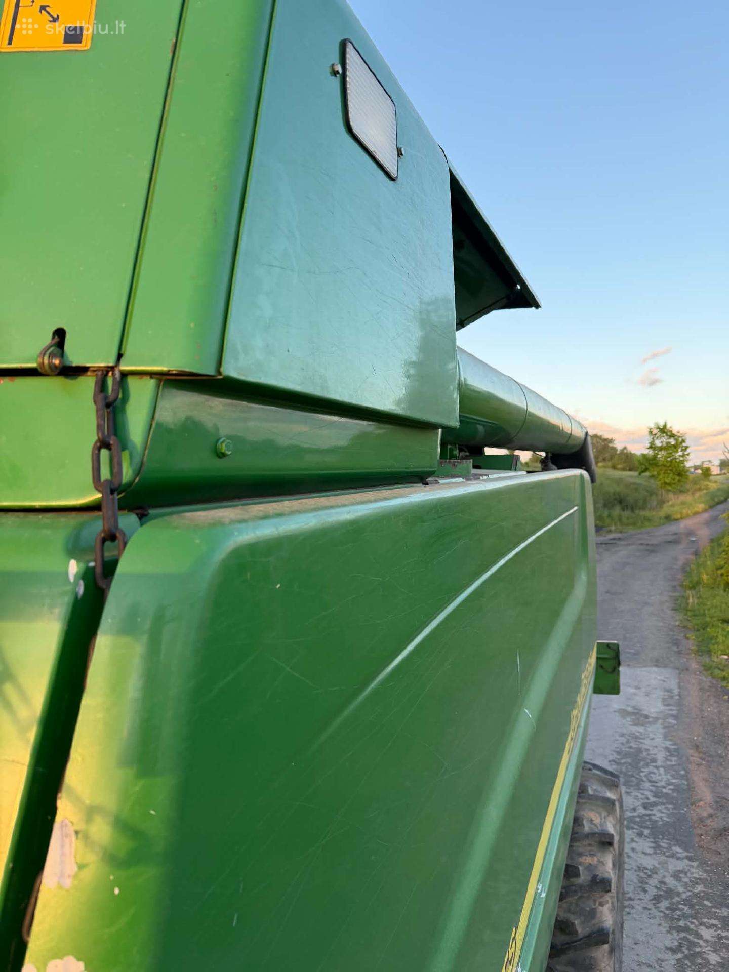 John Deere 9560, combine harvesters