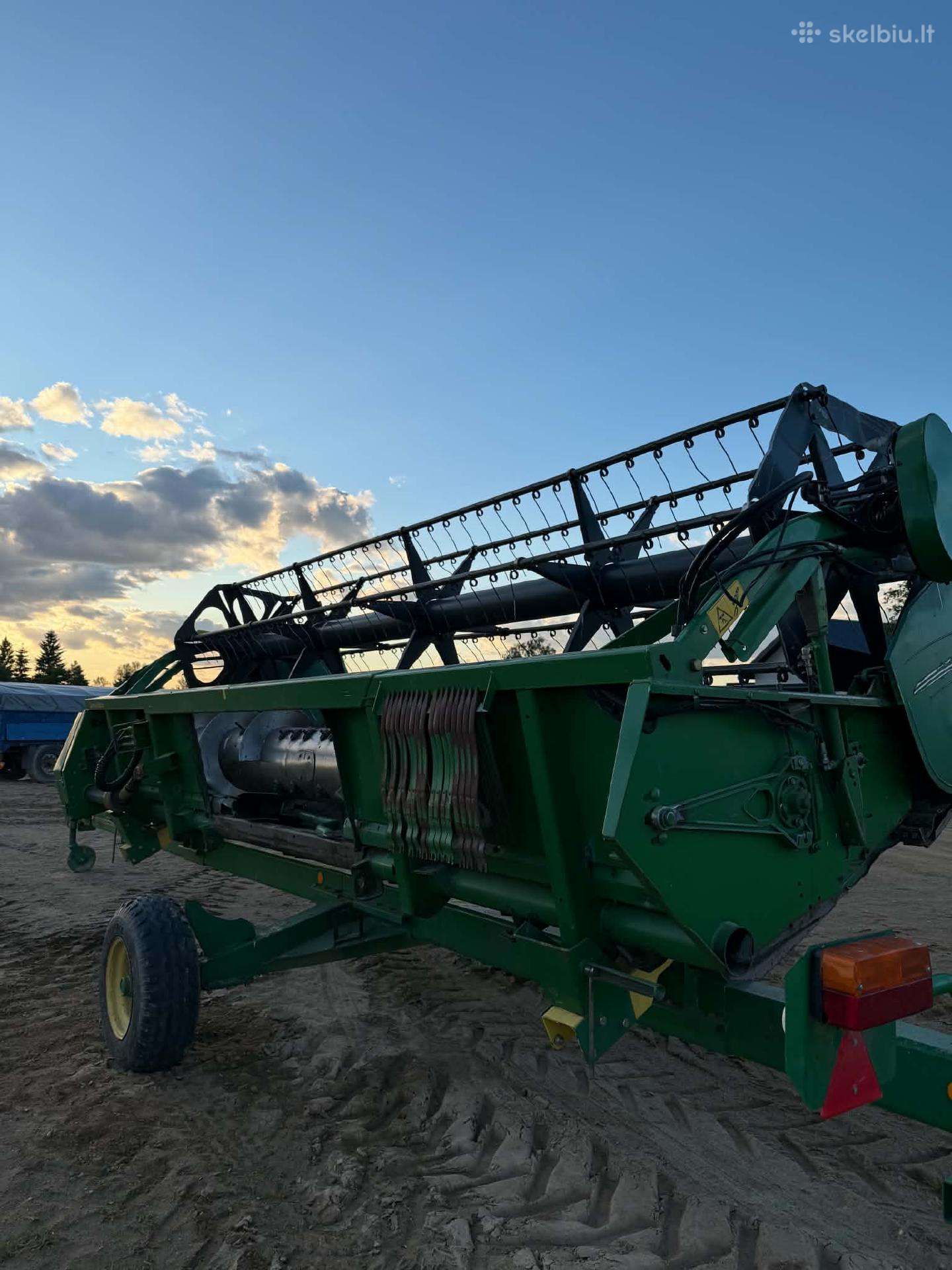 John Deere 9560, combine harvesters