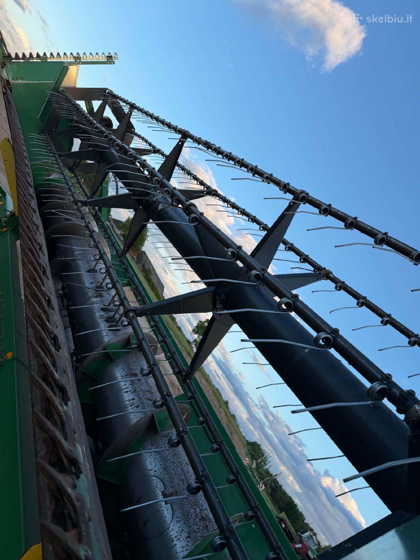 John Deere 9560, combine harvesters