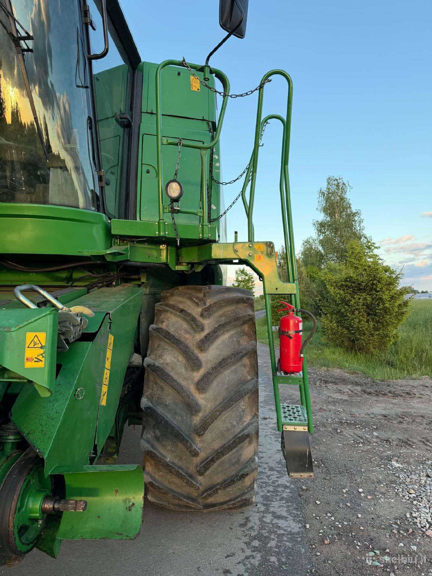 John Deere 9560, combine harvesters