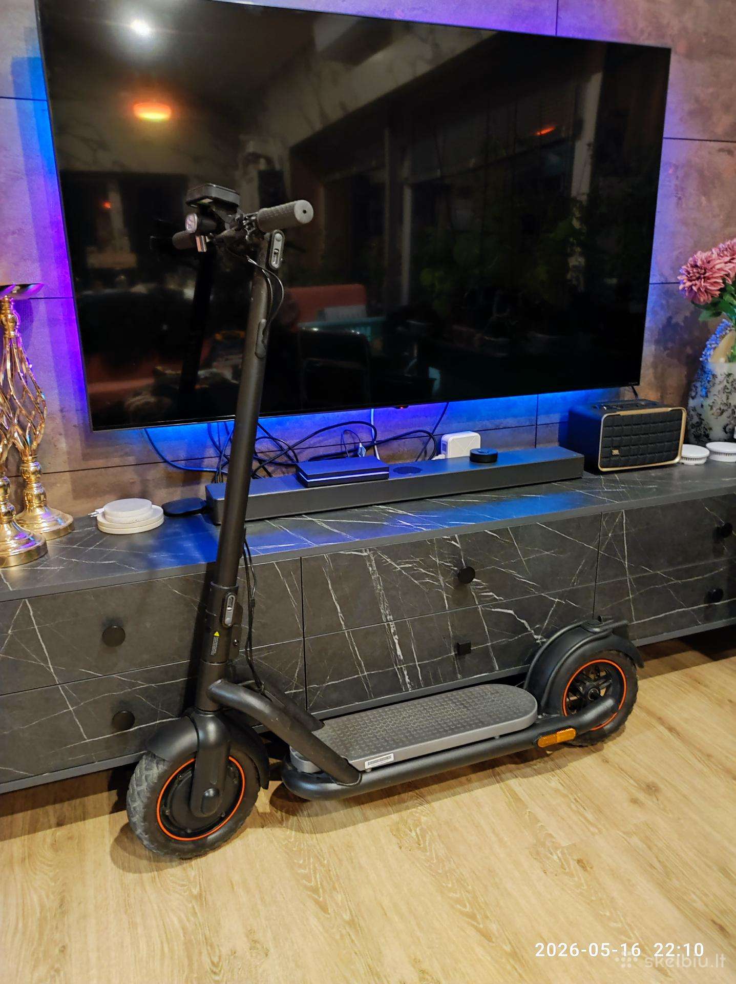 Electric scooter NAVEE