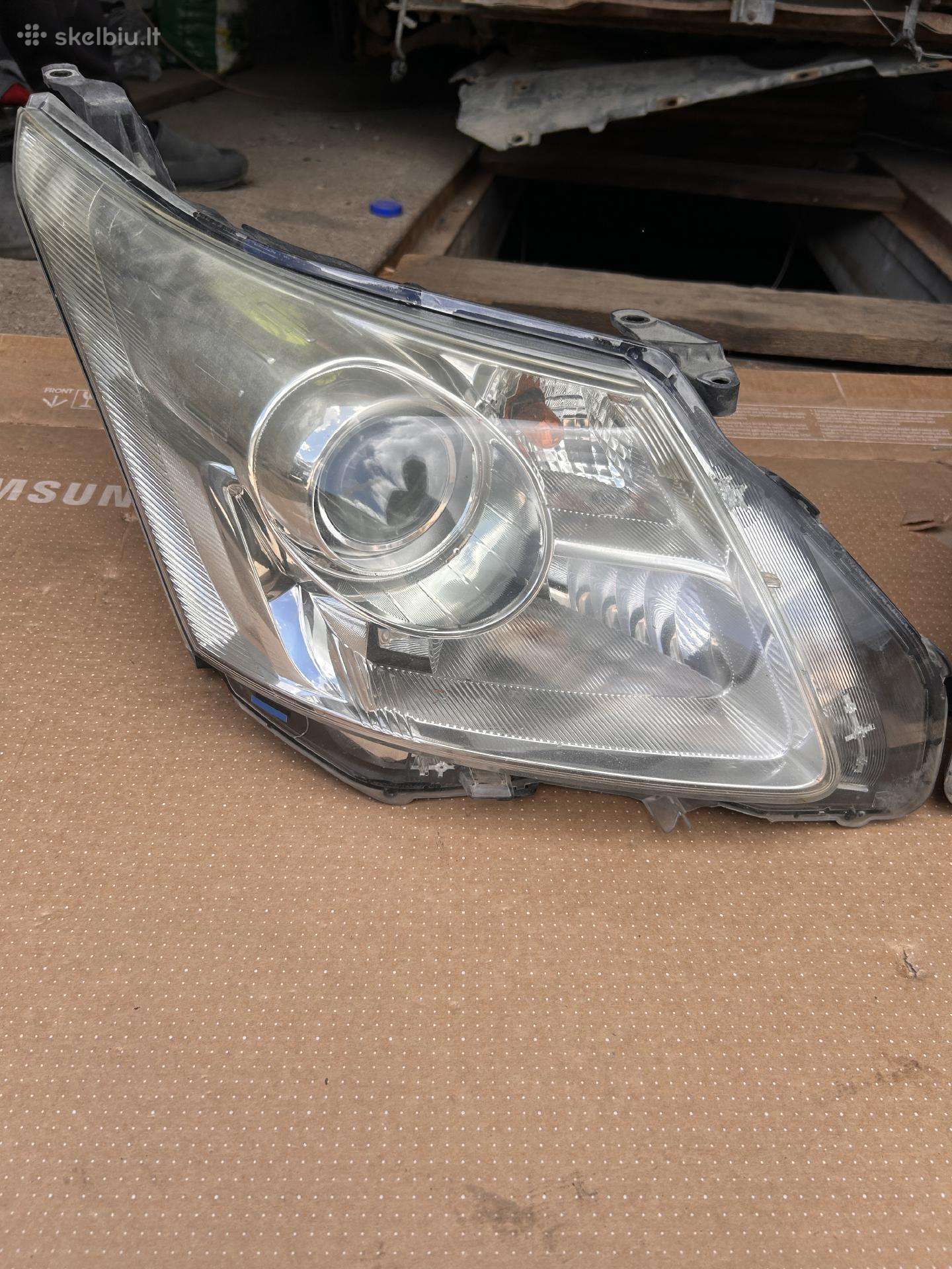 Toyota Avensis lights