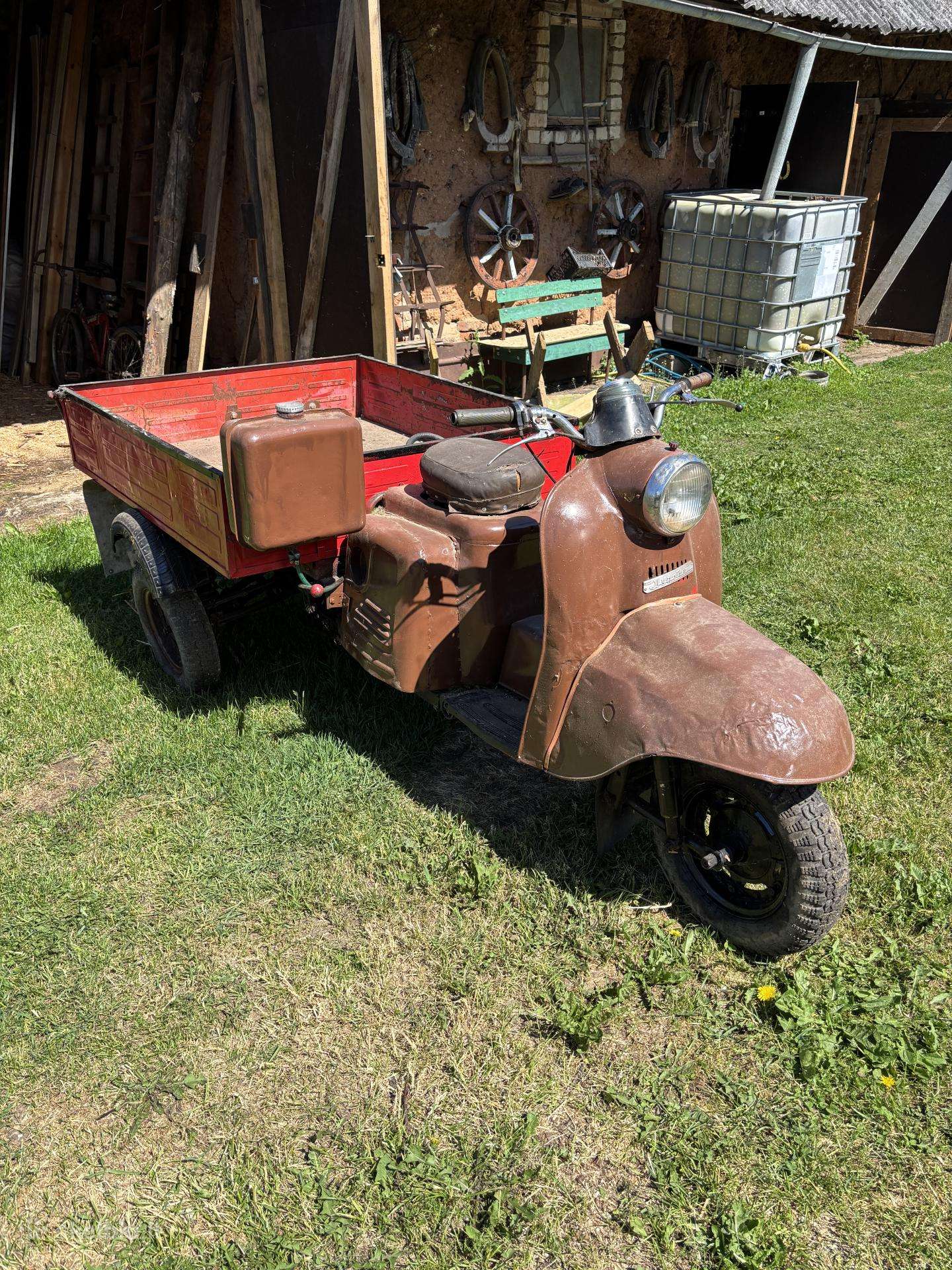 -Kita- -kita-, trikes