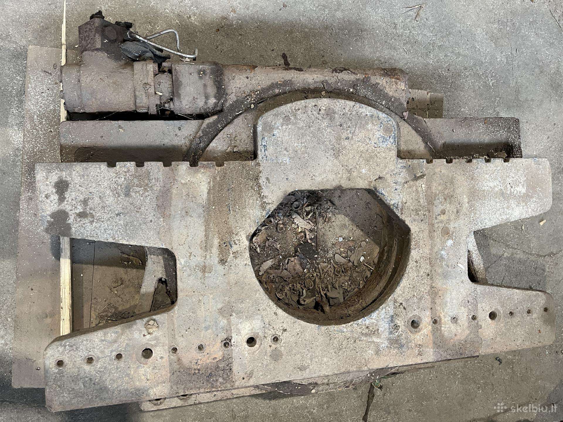 Šakinio krautuvo šakių pasukimo mechanizmas