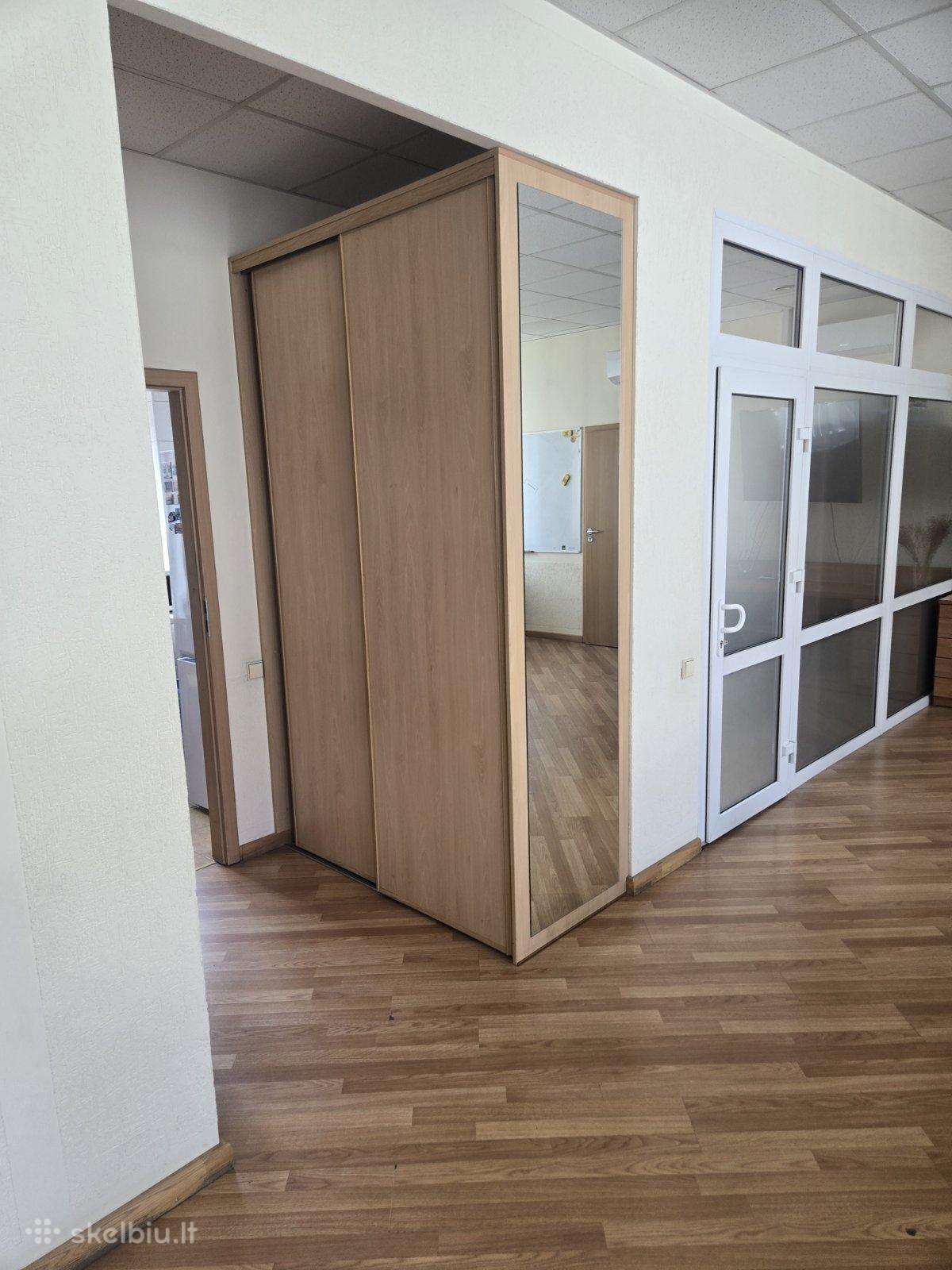 Įvairūs biuro baldai, radiatoriai,