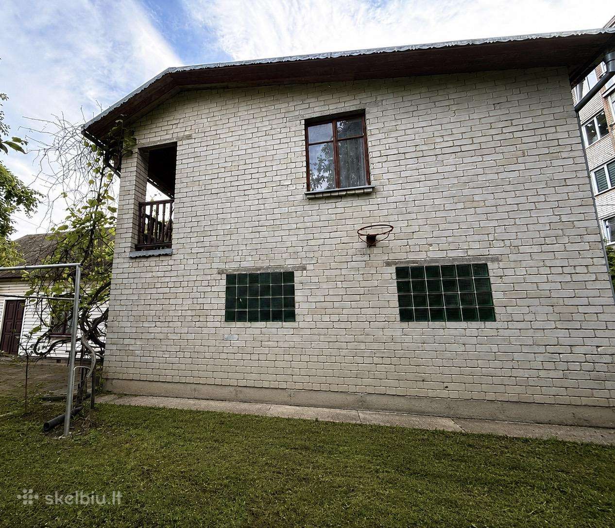 Parduodamas namas su ūkiniu pastatu ir 2 garažais