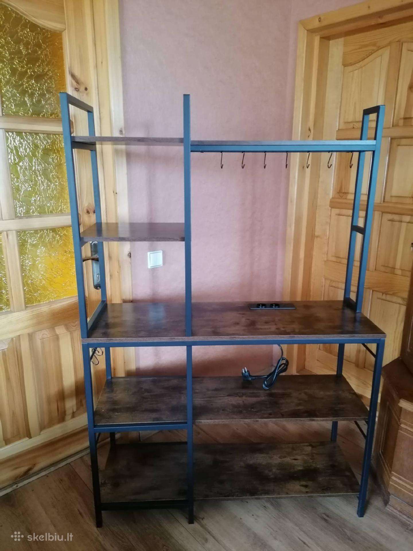 Nauja virtuvės lentyna su rozetėmis
