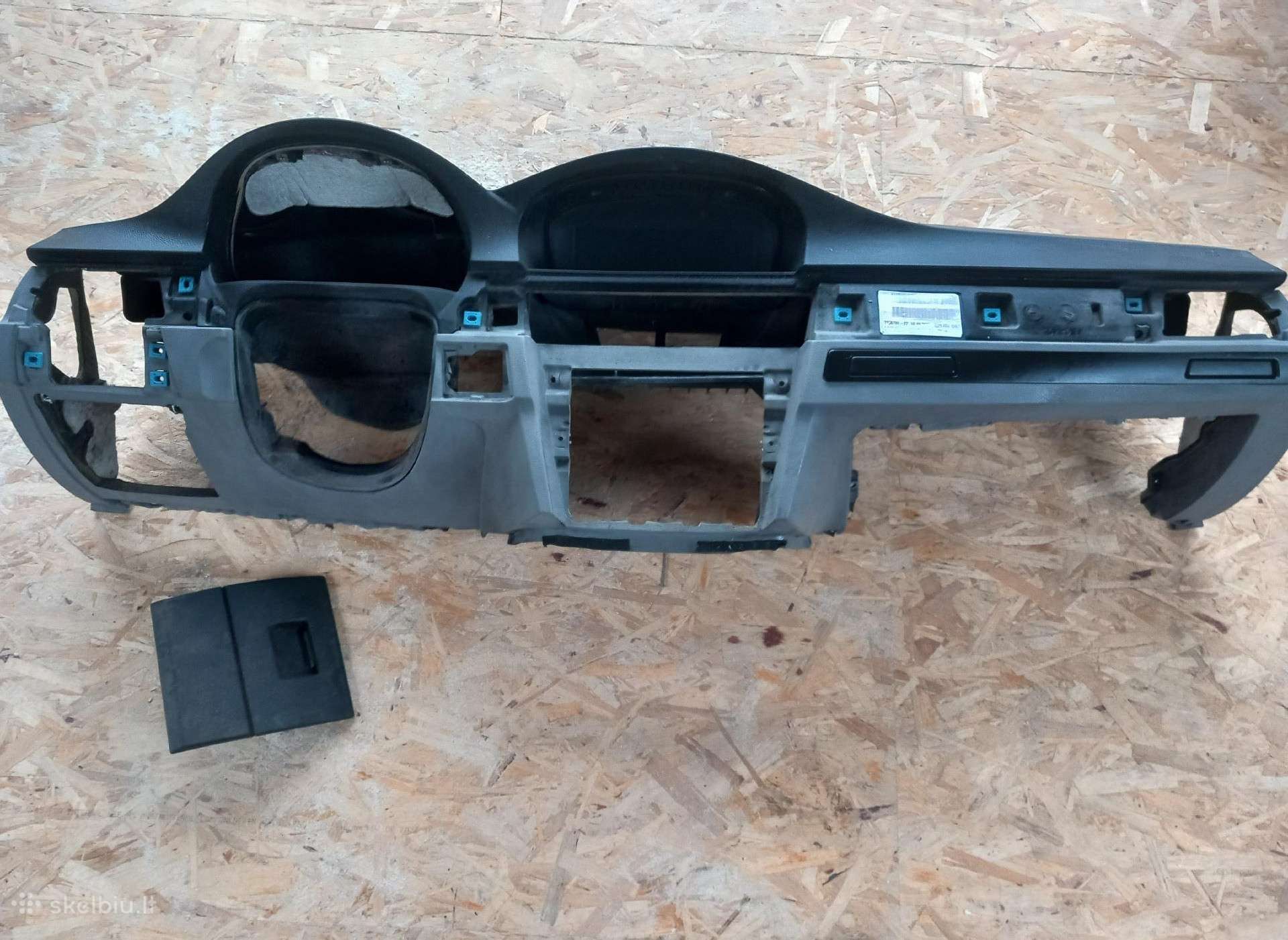 E90 panelė