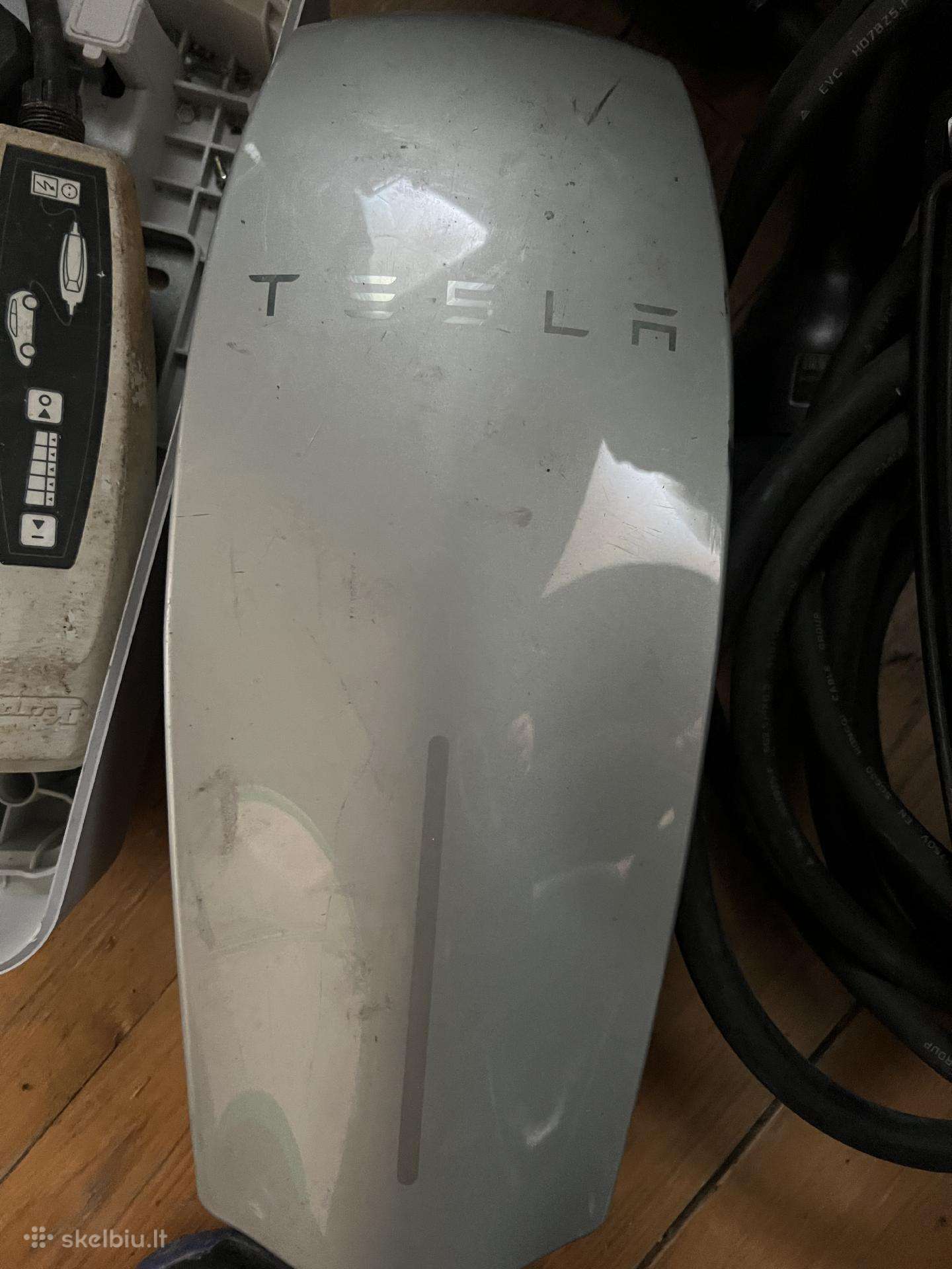 Tesla krovimo stotelė, laidai ir kita