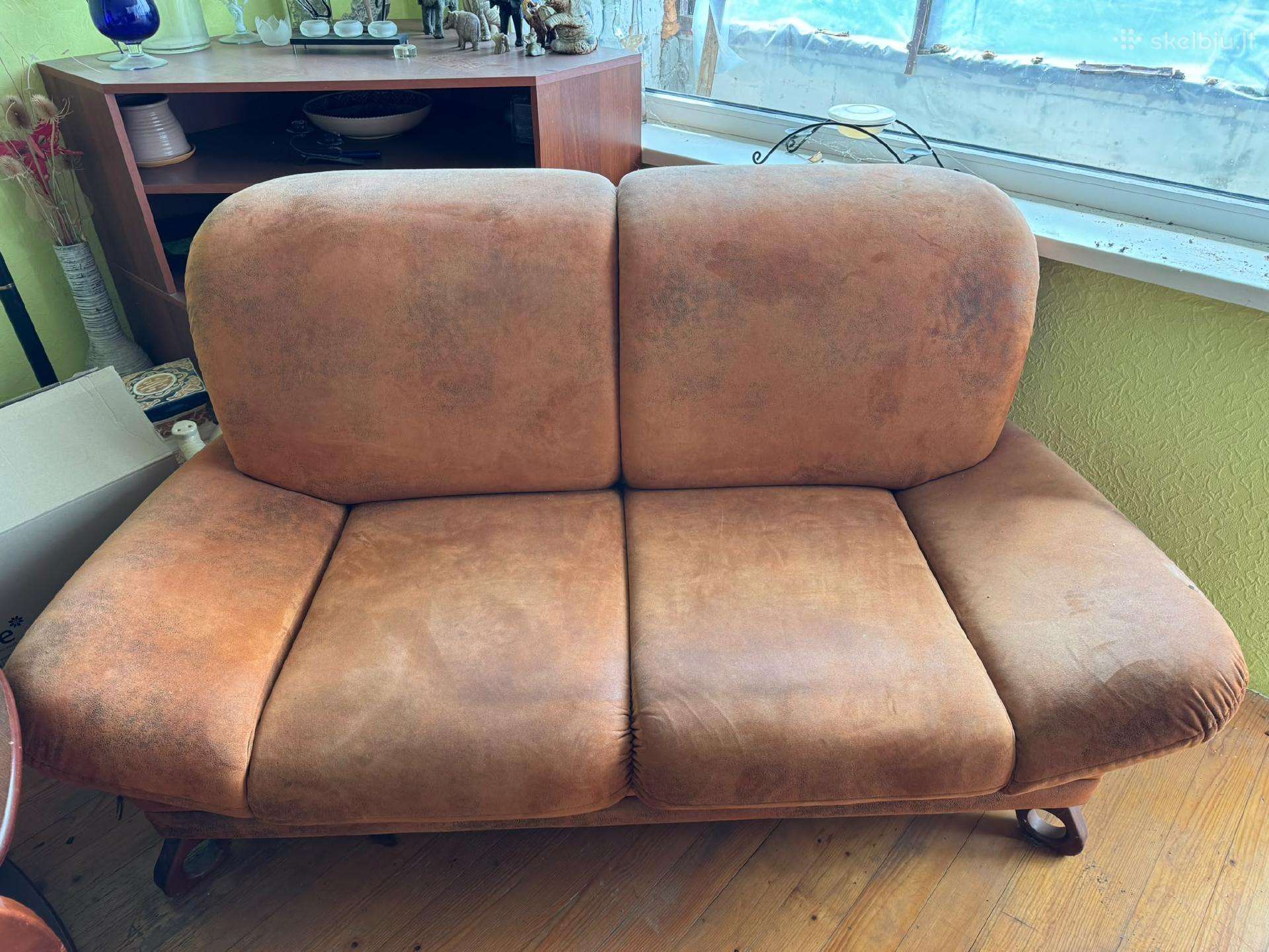 Parduodama sofa su patalynes deze