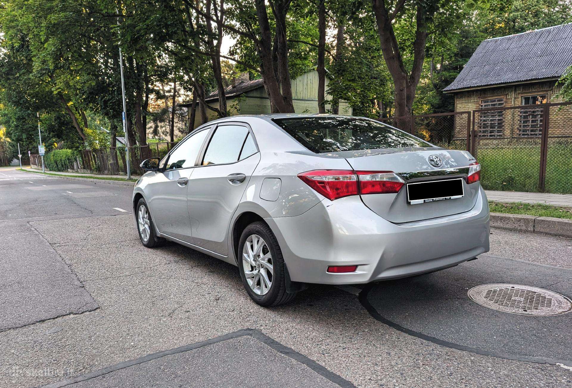 Toyota Corolla, Седан