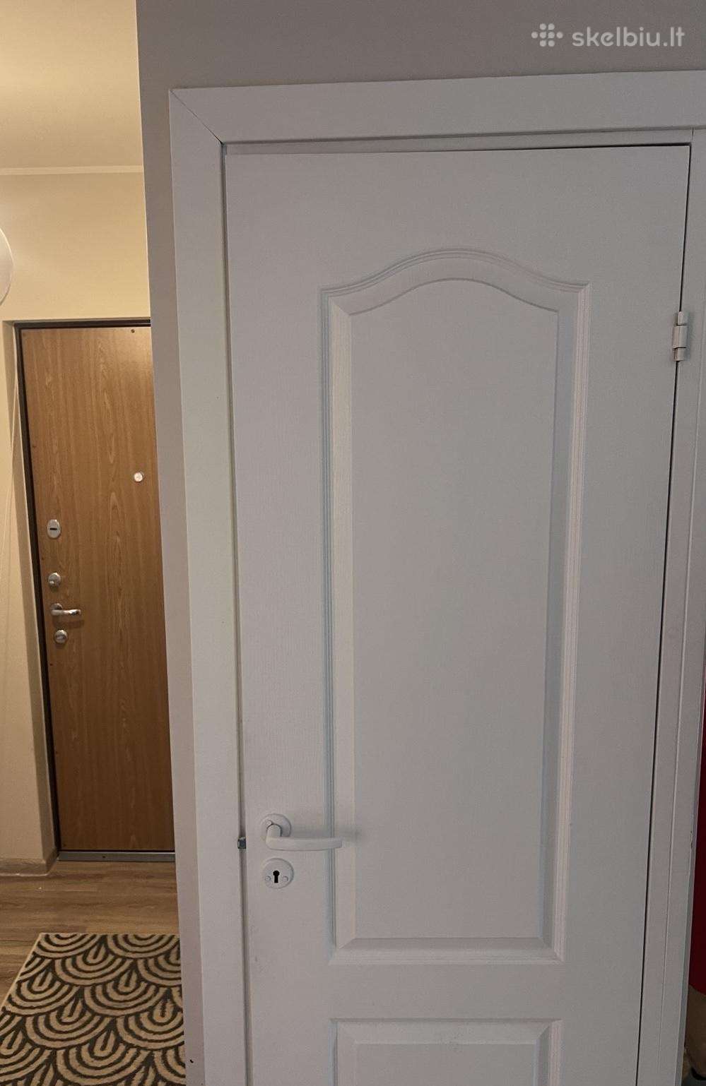 Parduodamos baltos vidaus durys su stakta 202,5