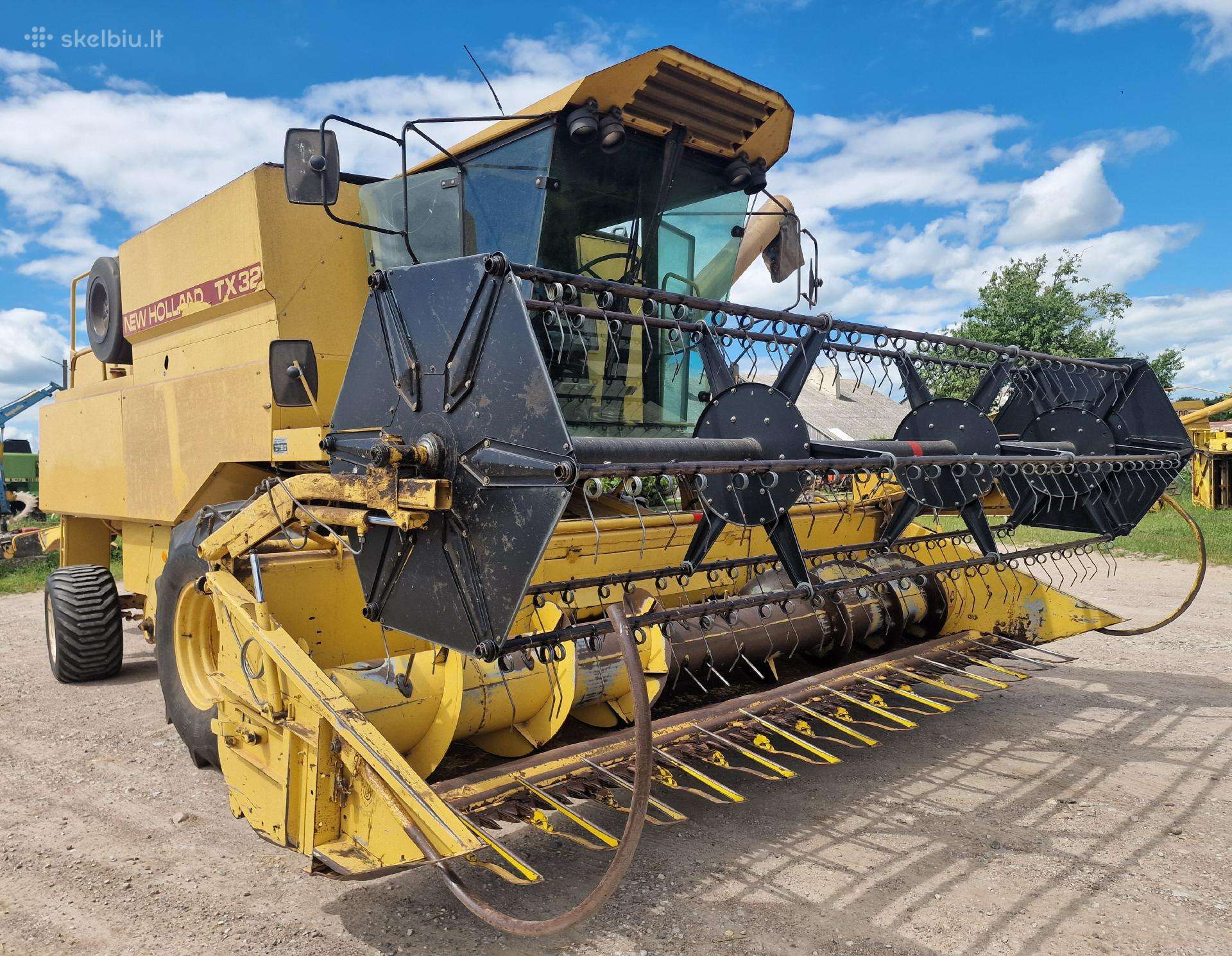 New Holland 32, combine harvesters