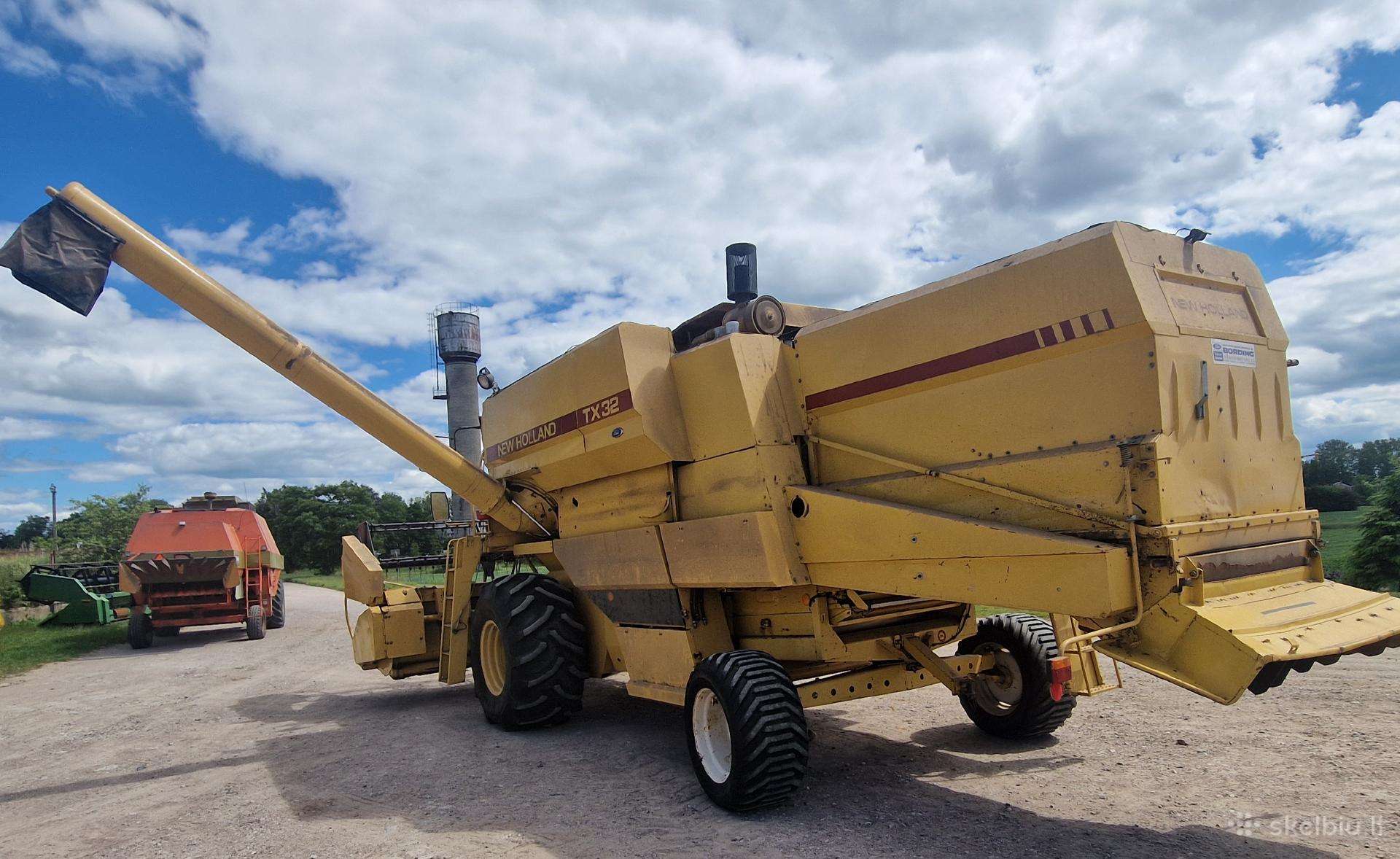 New Holland 32, combine harvesters