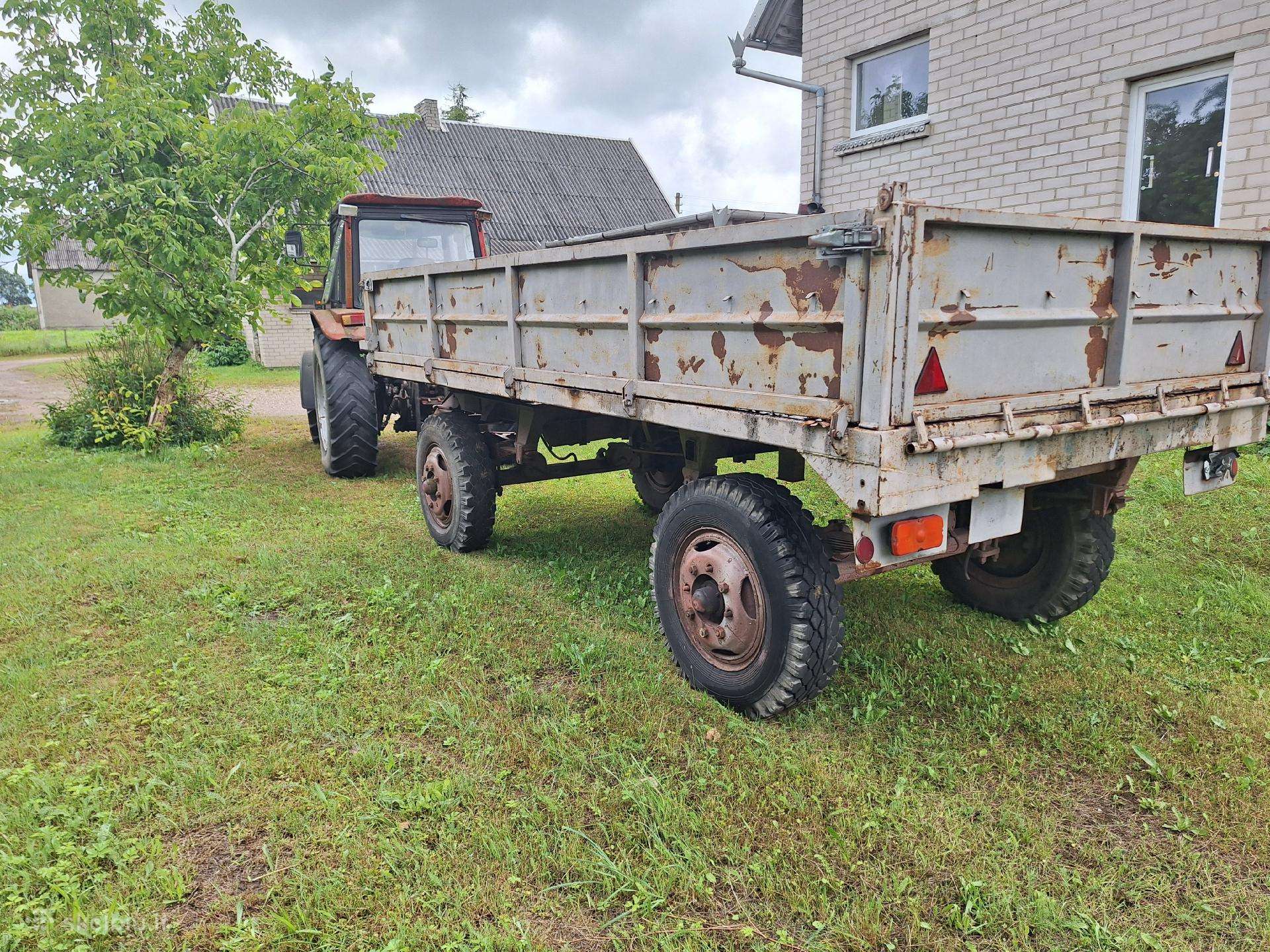 Priekaba Zil grūdams ir platforma rulonams vežti.
