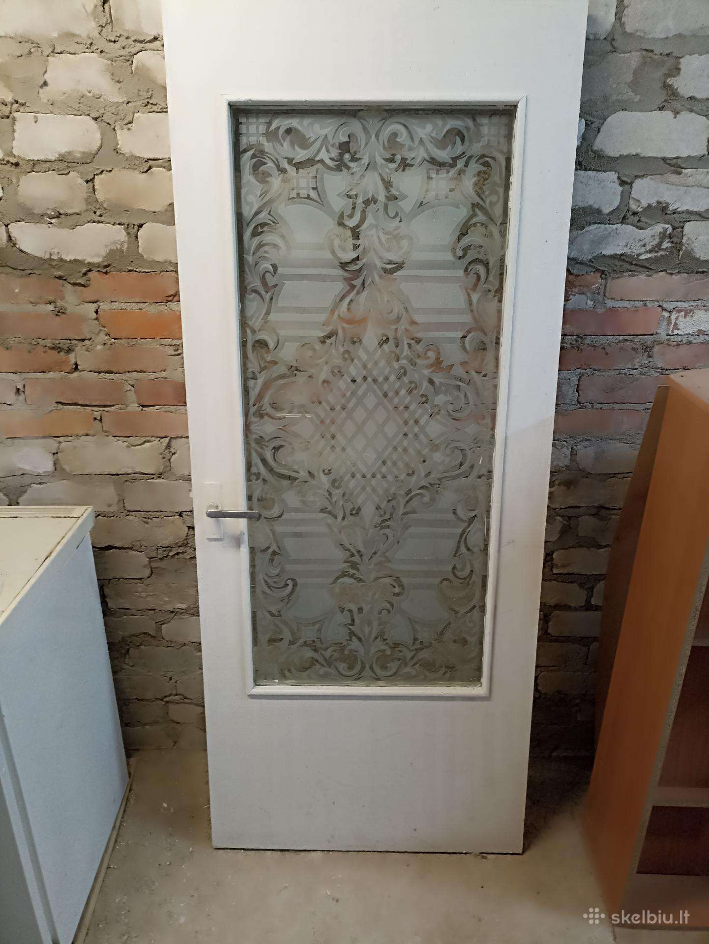 Dovanoju duris su stiklu