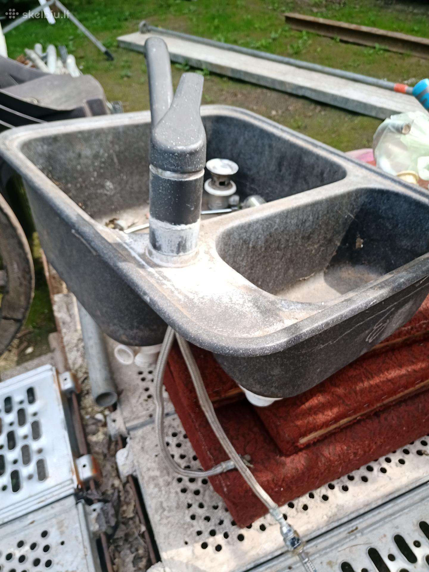 Akmens masės dviguba kriauklė su kranu