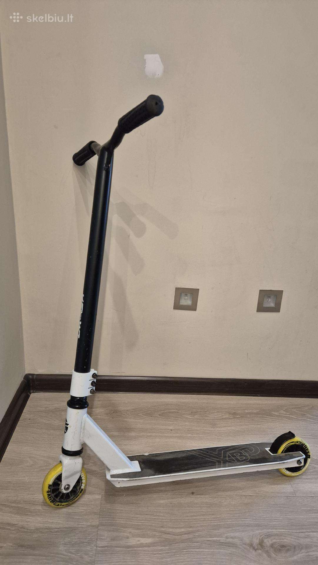 Vaikiškas triukinis paspirtukas