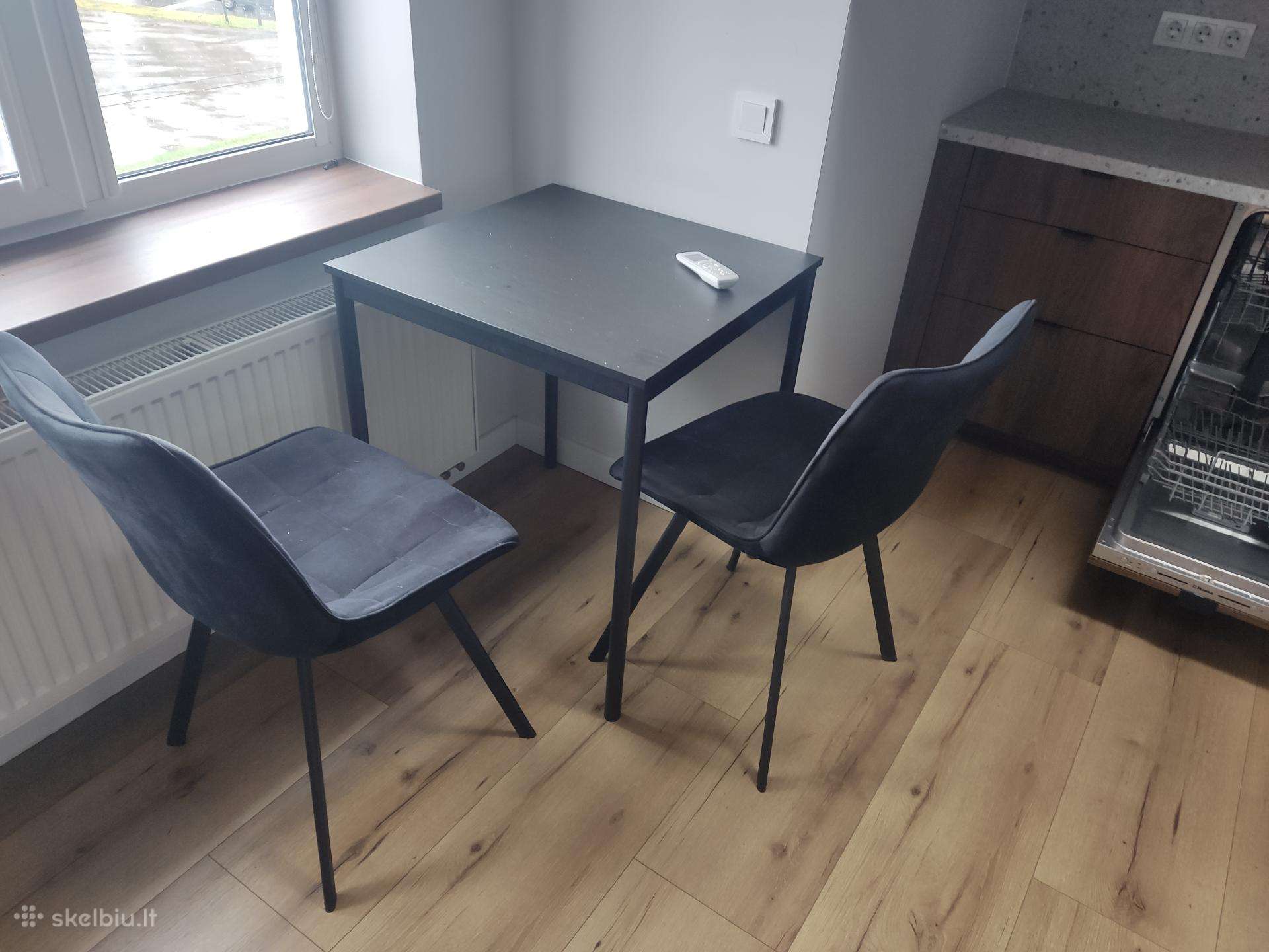 Stalo sui dviem kėdem komplektas