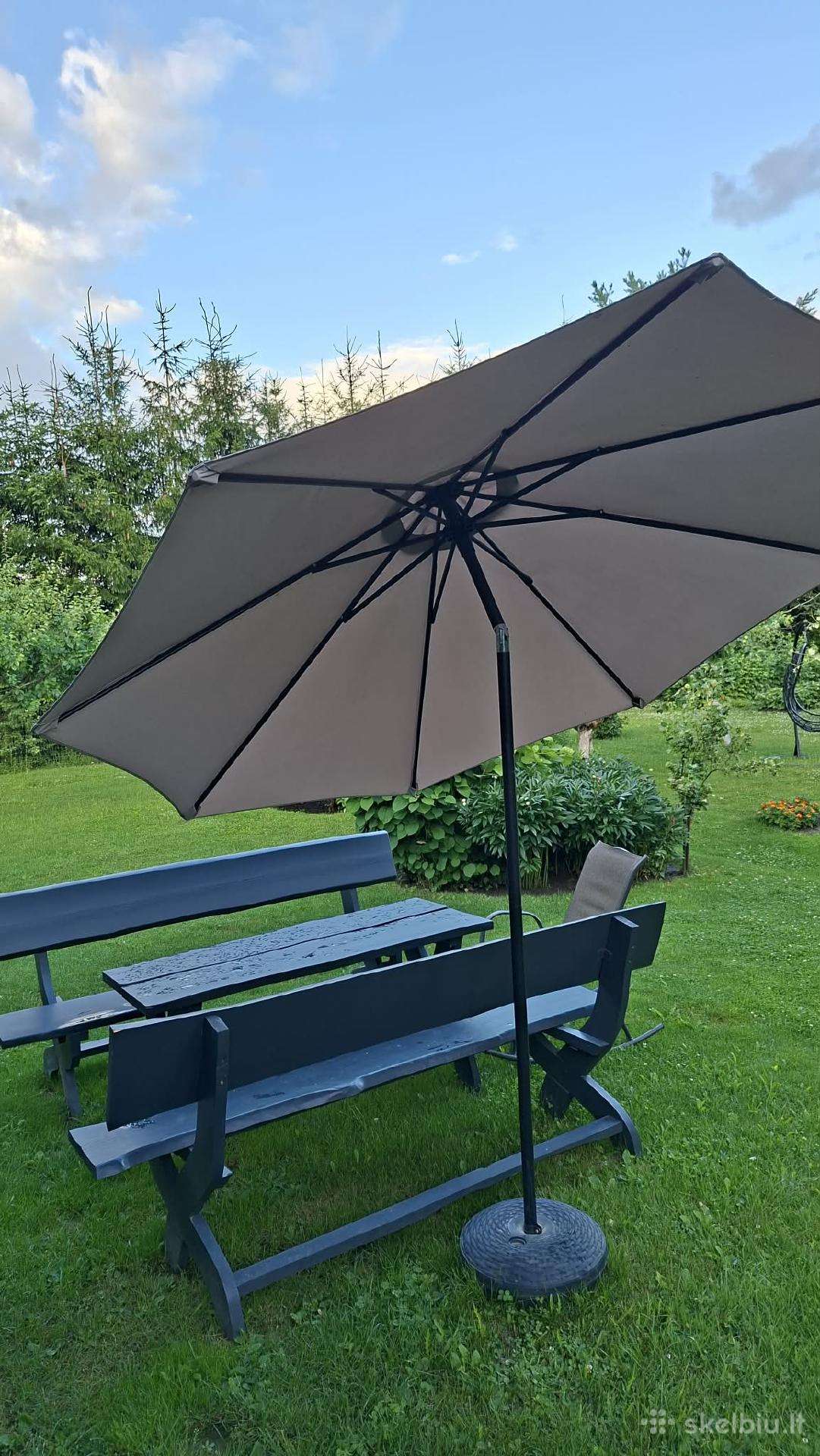 Lauko stalas su suolais ir skėčiu