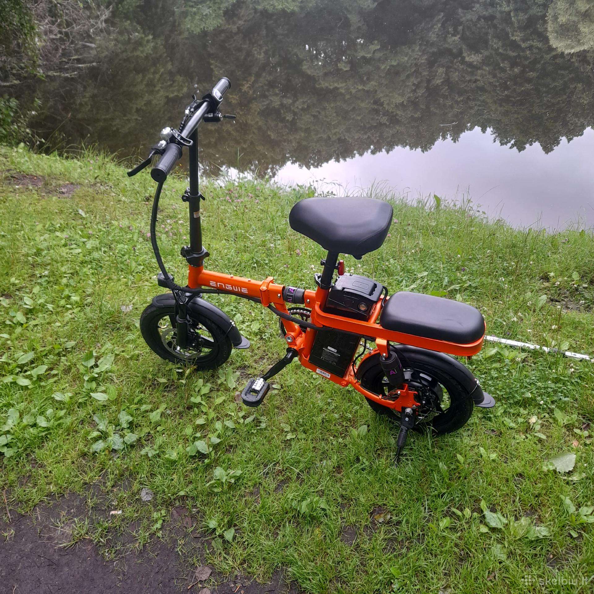 Parduodu.naujas.600 su šalmu.