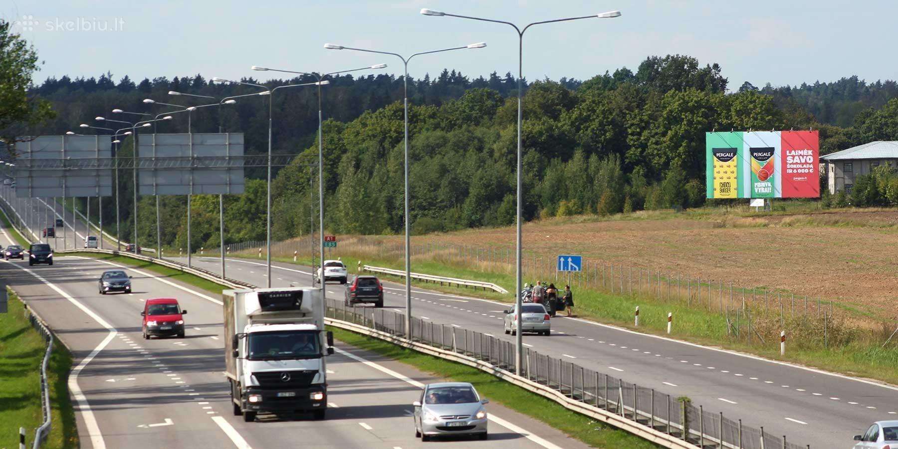Reklaminis stendas šalia greitkelio A1
