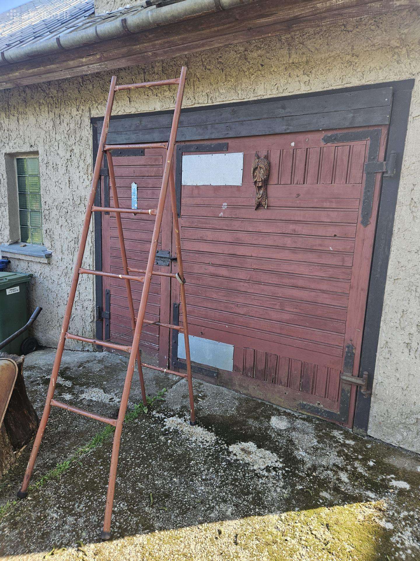 Sulakstomos metalinės kopėčios ir kitas iventorius