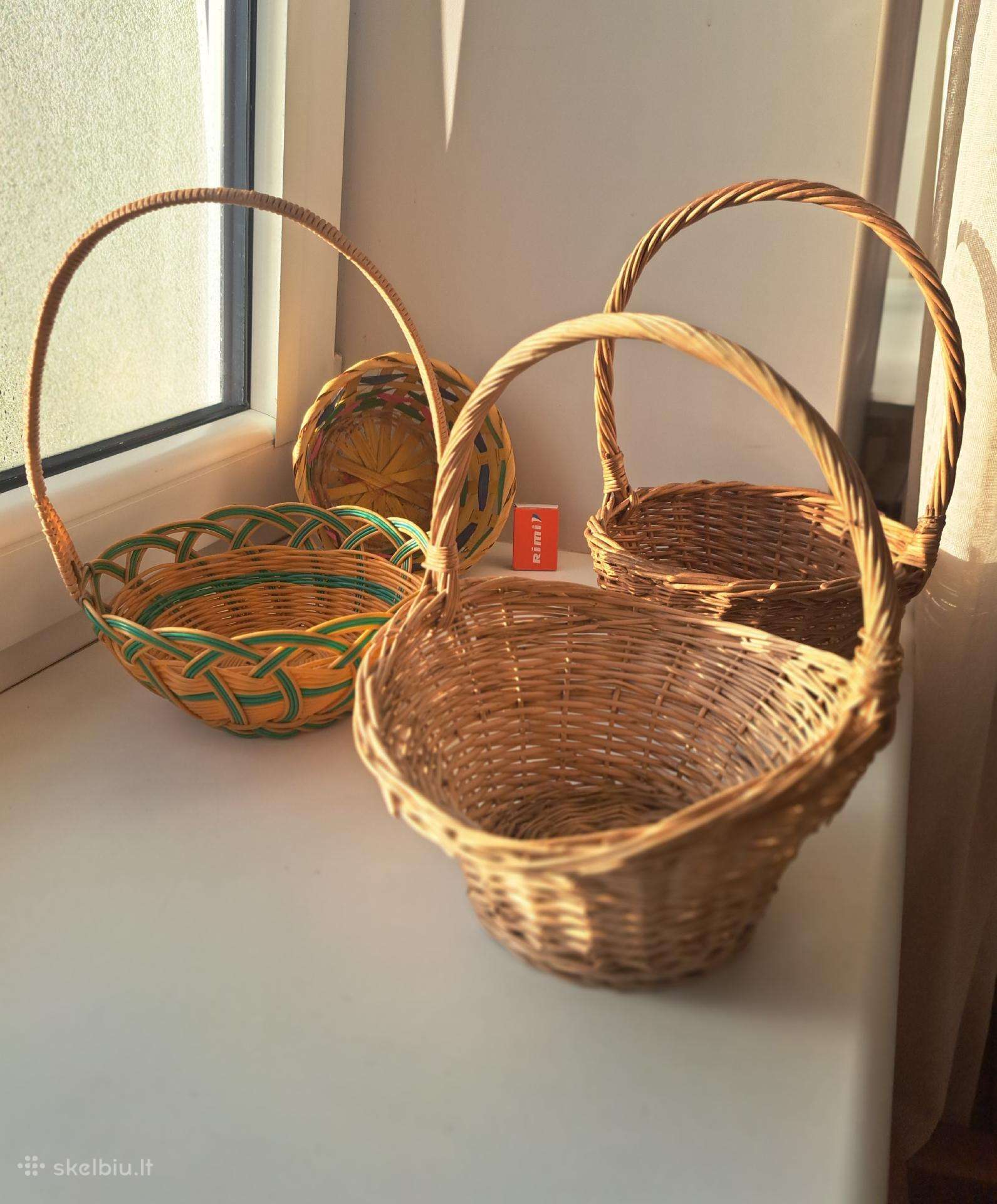 Natūralių vytelių pinti krepšiai.