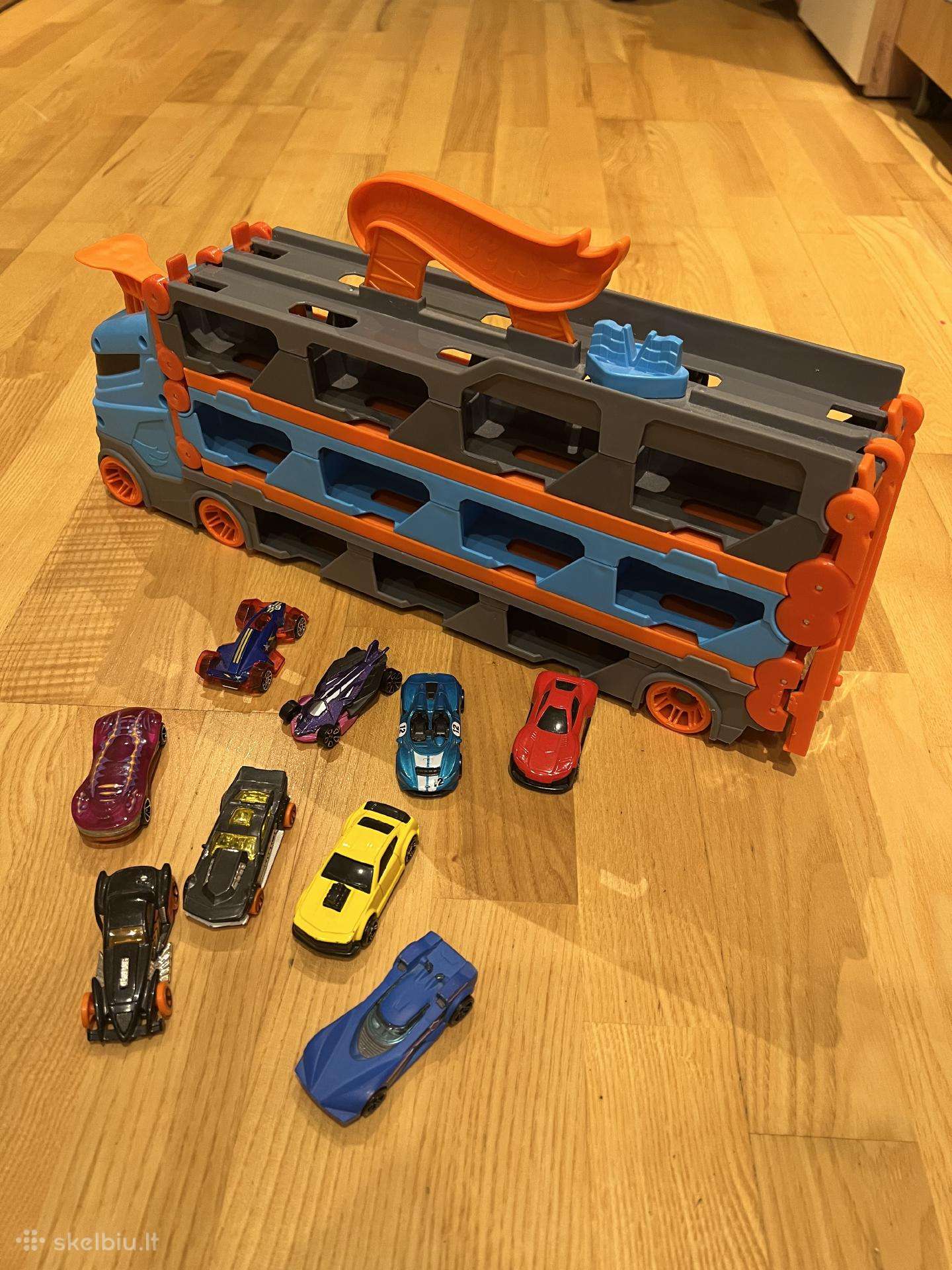 Hot Wheels mašina su mašinėlėm