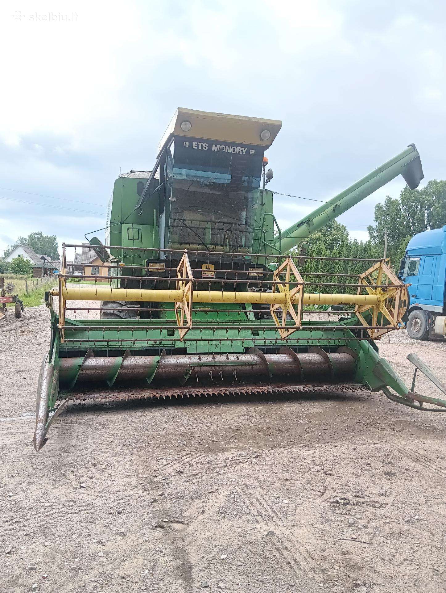 John Deere 975, combine harvesters