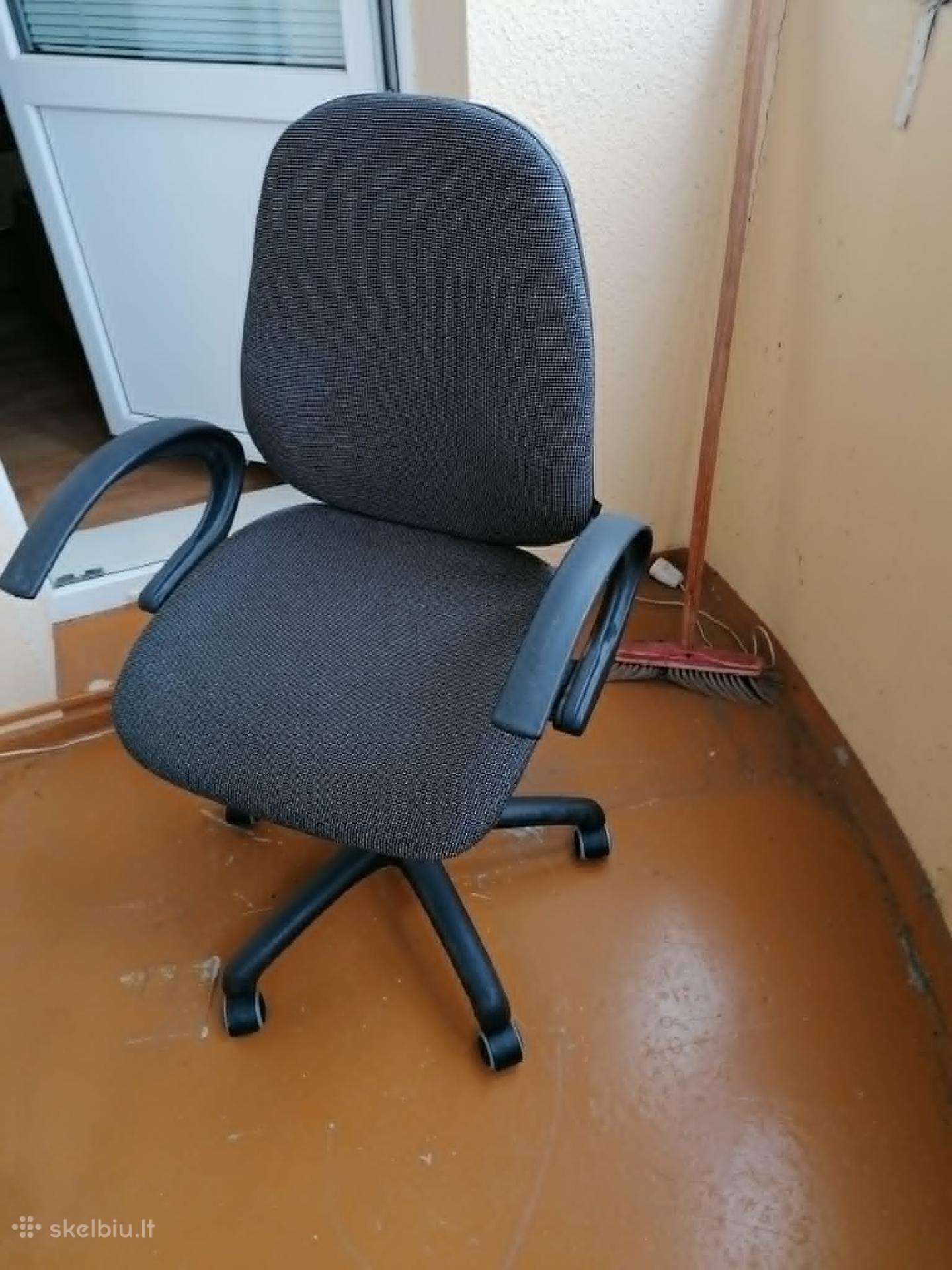 Parduodama patogi kėdė ant ratukų