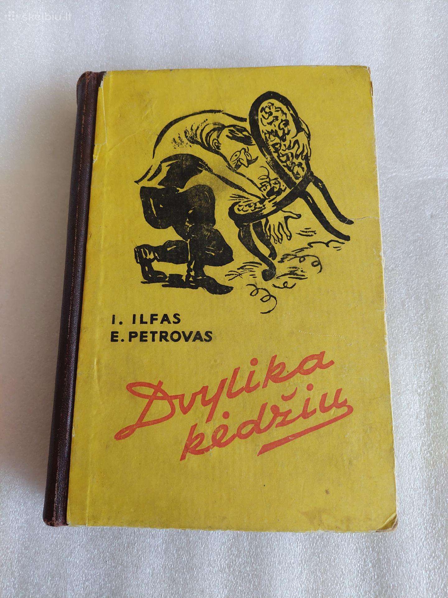 Dvylika kėdžių