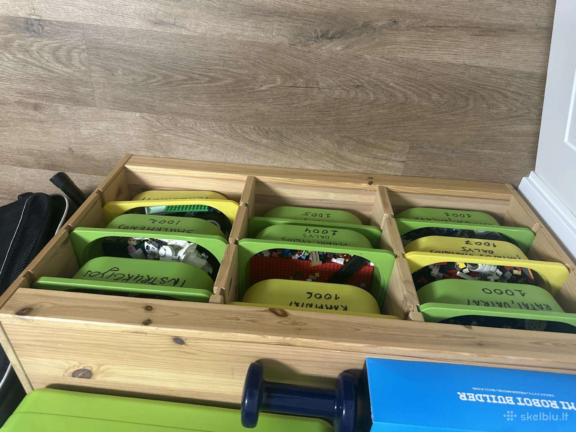 Lego dėžė su daug instrukcijų