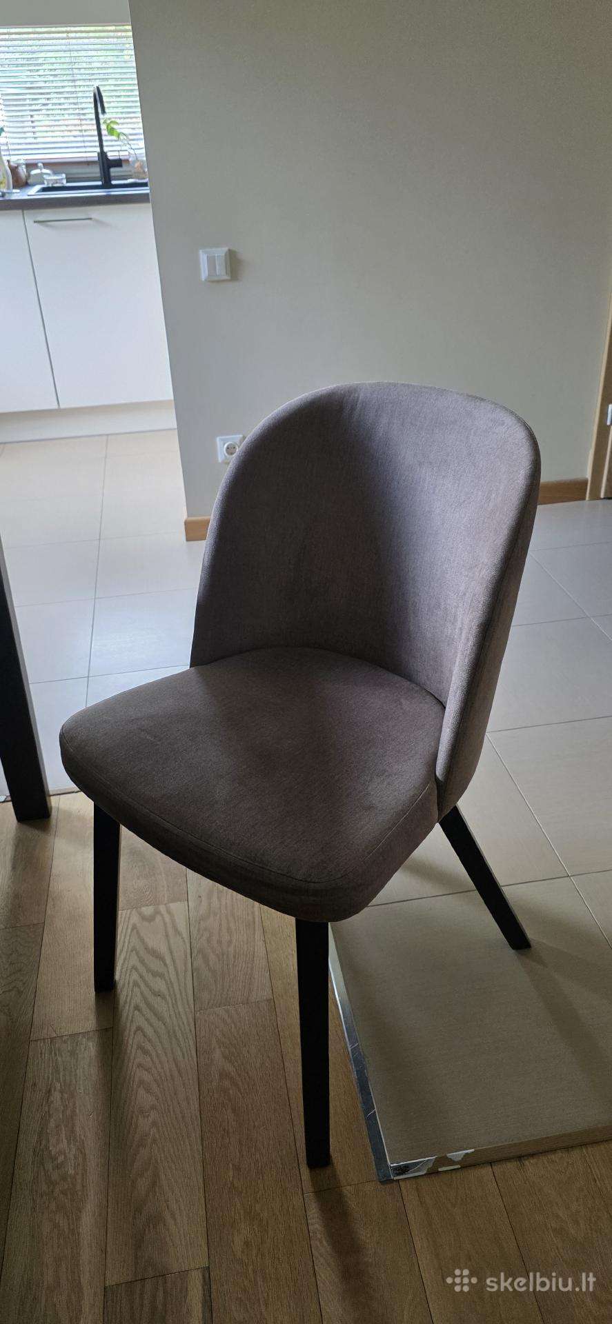 Parduodamos valgomojo kėdės (100 eur/vnt).