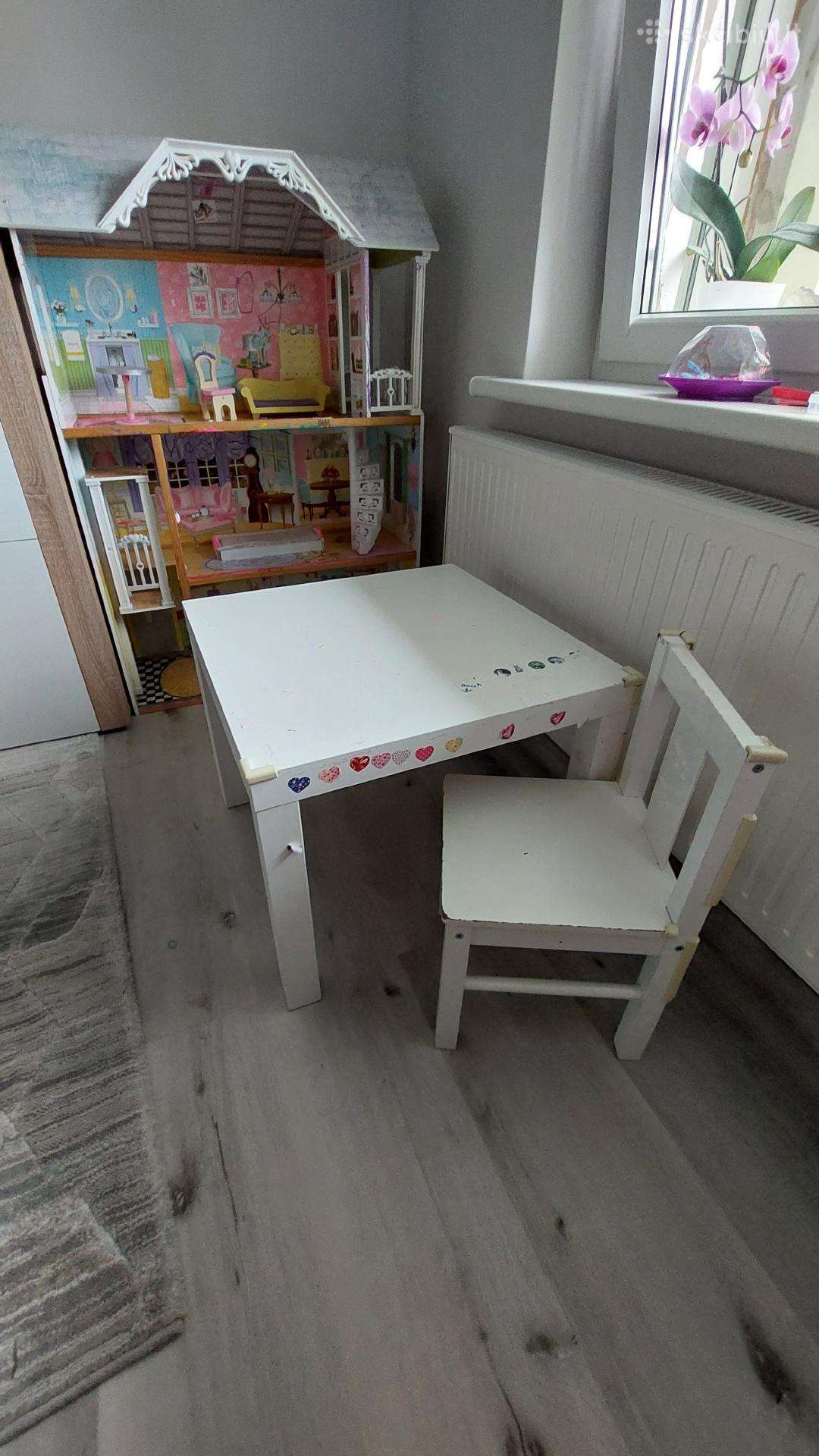 Lėlių namas didėlis, kėdutė ir staliukas ikea.