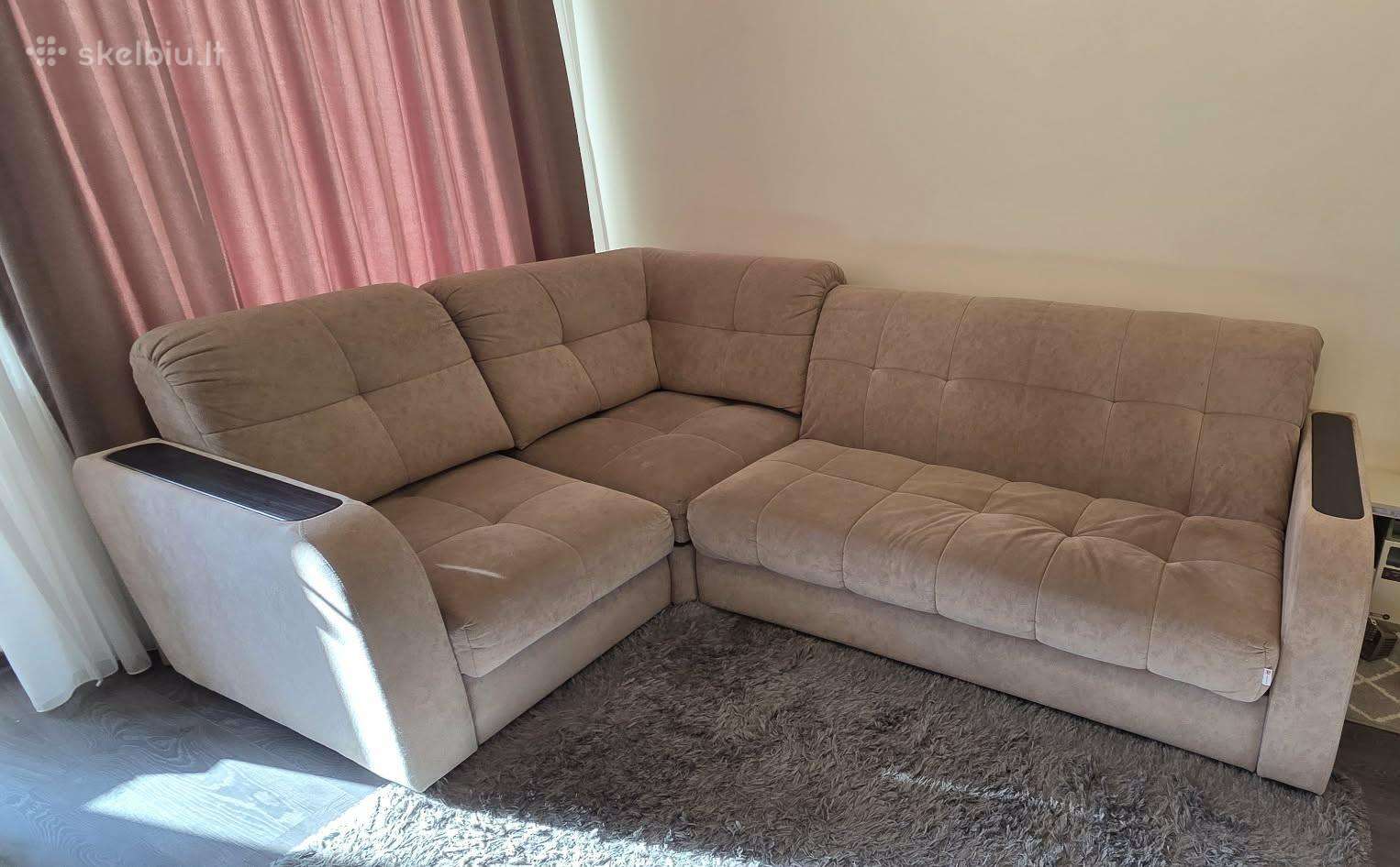 Sofa su miegama dalimi