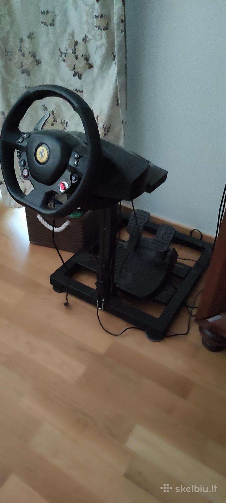 Vairas su rėmu ir pedalais.