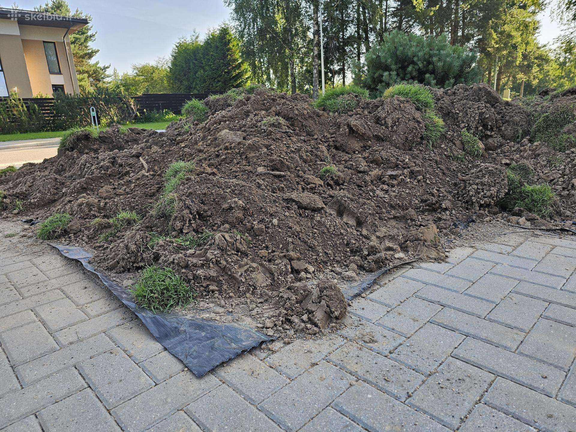 Atiduodu žemes (pagrinde juodžemis su velėna)