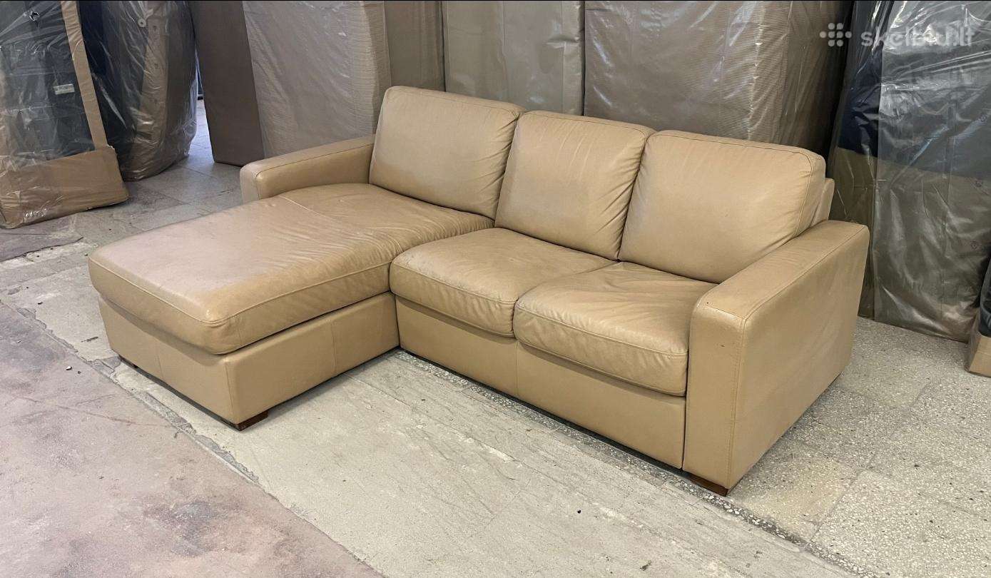Odinė sofa su pufu