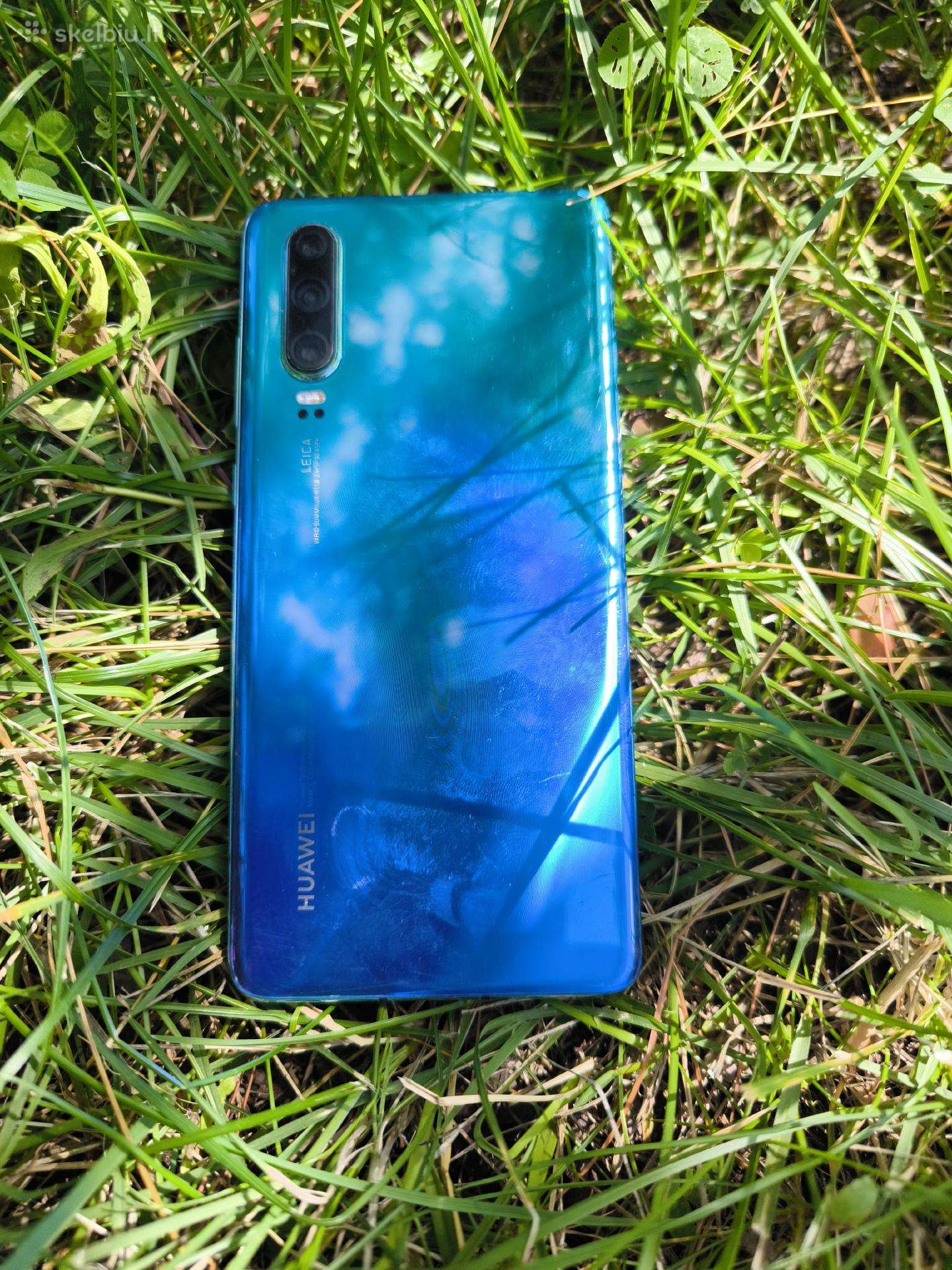 Huawei P30 naud būt displayo. Rėmas lygus.