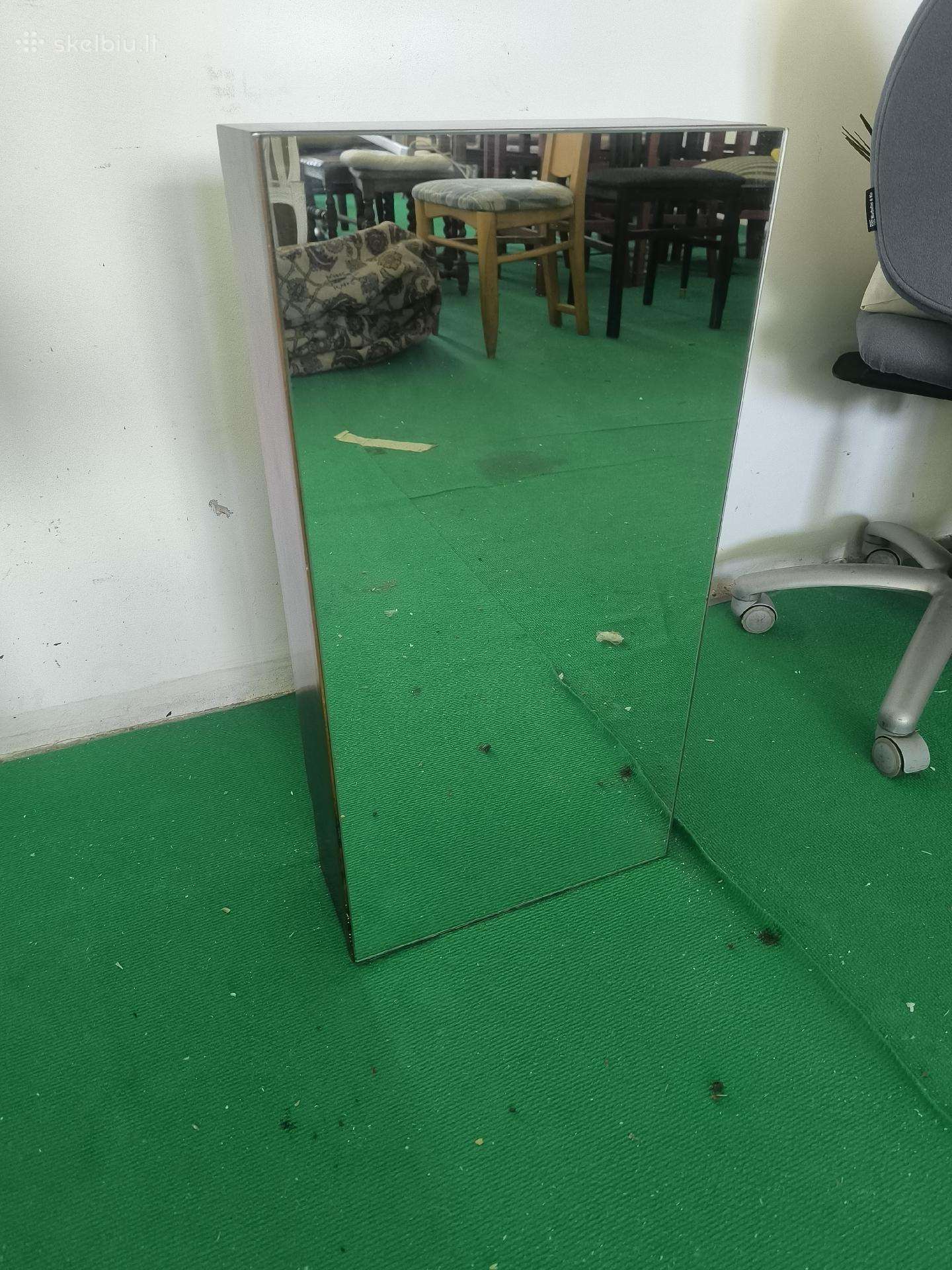 Tamsaus medžio vonios spintelė su veidrodžiu
