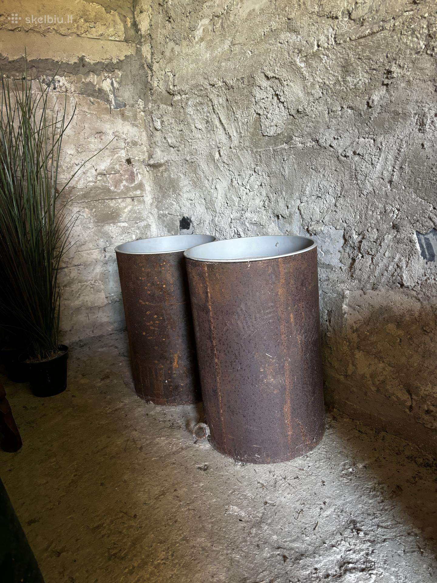 Rusty stiliaus vazonaigirnapusiu akmeninis stulpas