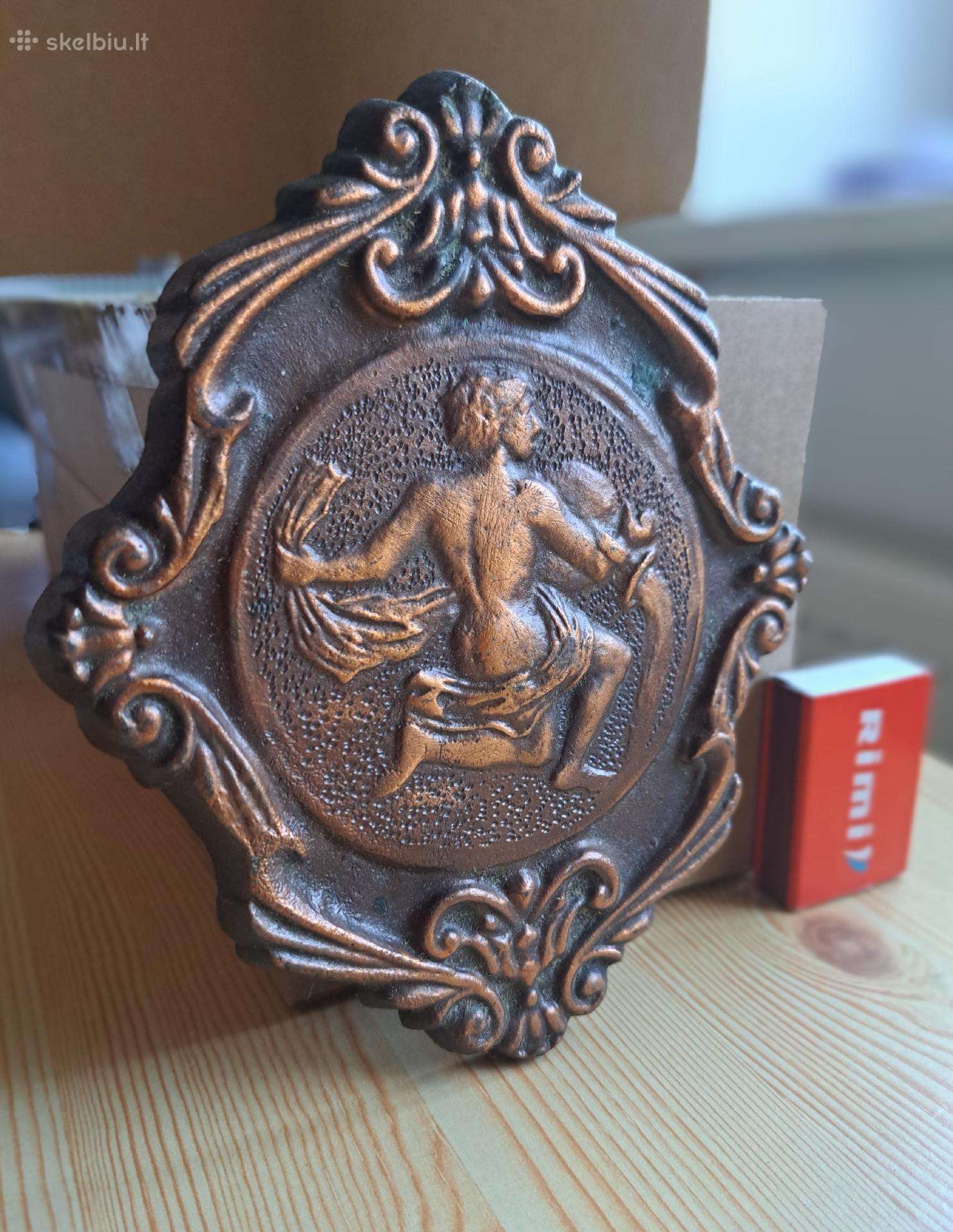 Antikvarinis metalinis bareljefas.