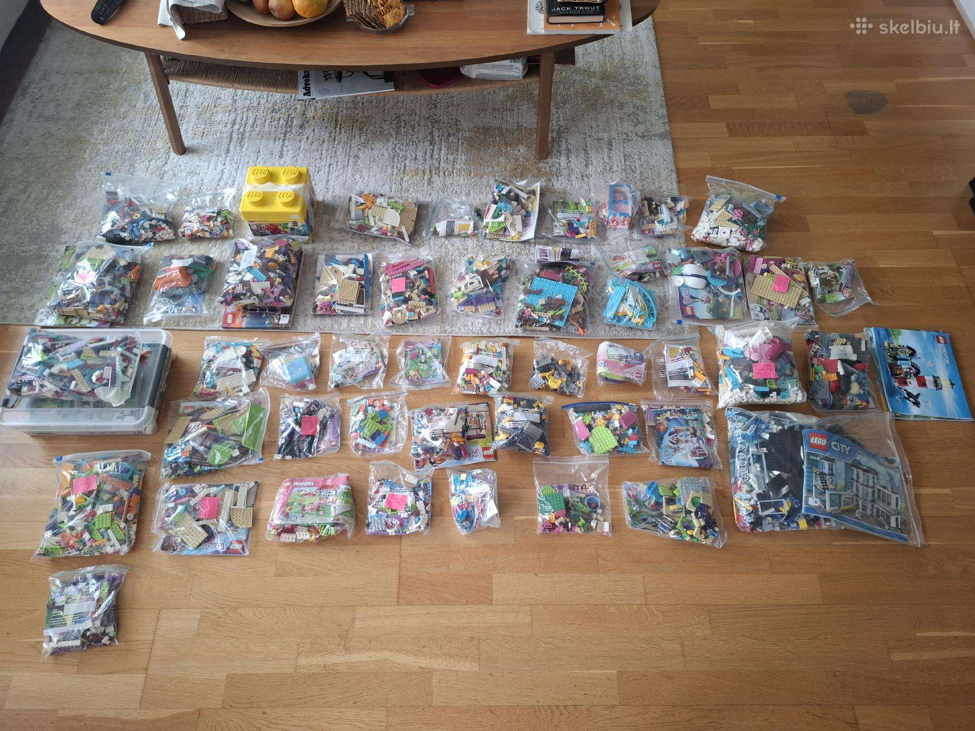Lego kolekcija su 46 rinkiniais ir 10,2 kg detalių